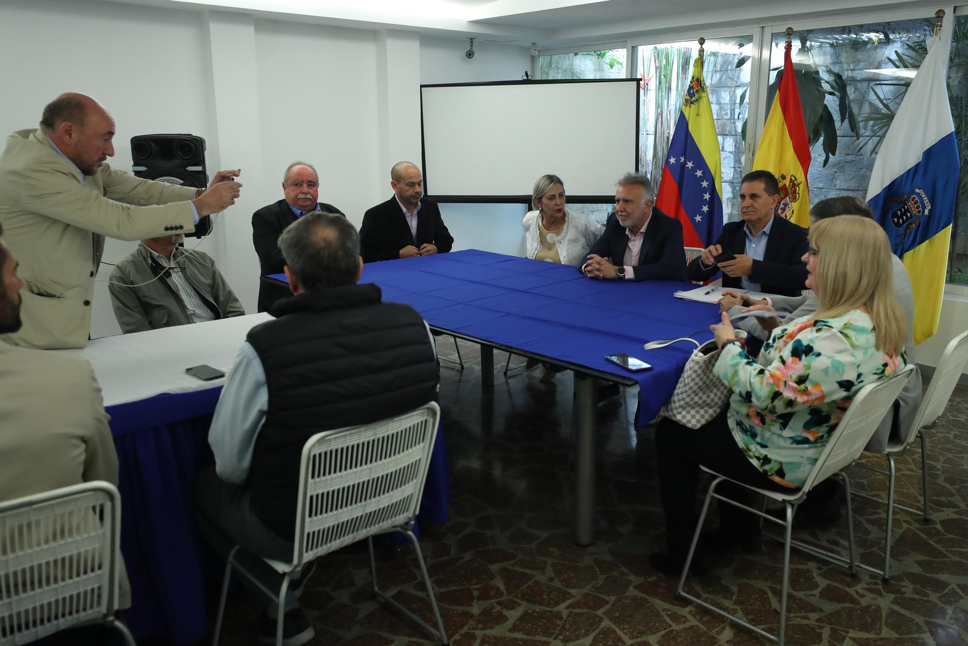 El presidente de la comunidad autónoma, Ángel Víctor Torres (c), se reúne en la Delegación del Gobierno de Canarias en Venezuela, en Caracas (Venezuela). EFE/Miguel Gutiérrez