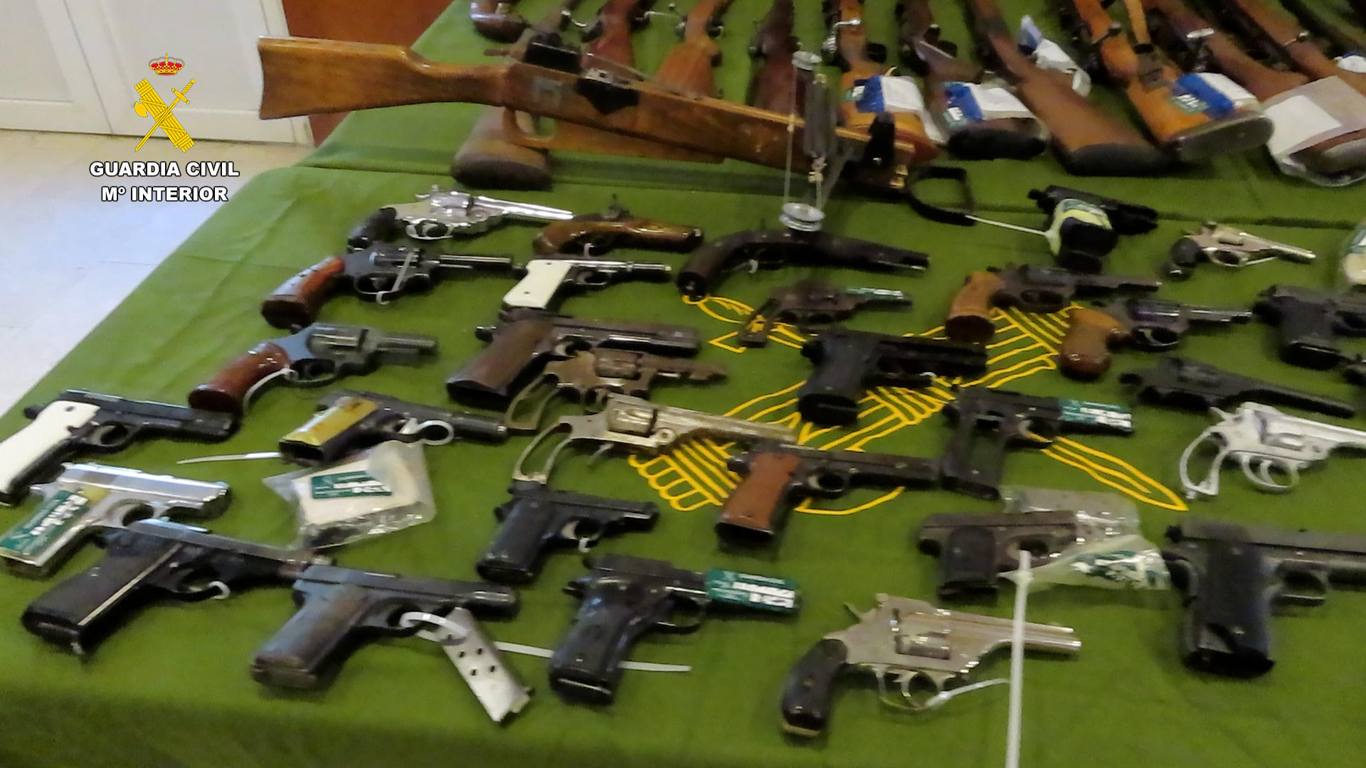 La Guardia Civil ha desmantelado en Alicante un taller clandestino de armas ilegales. En la imagen, armas intervenidas en la operación. EFE/Guardia Civil