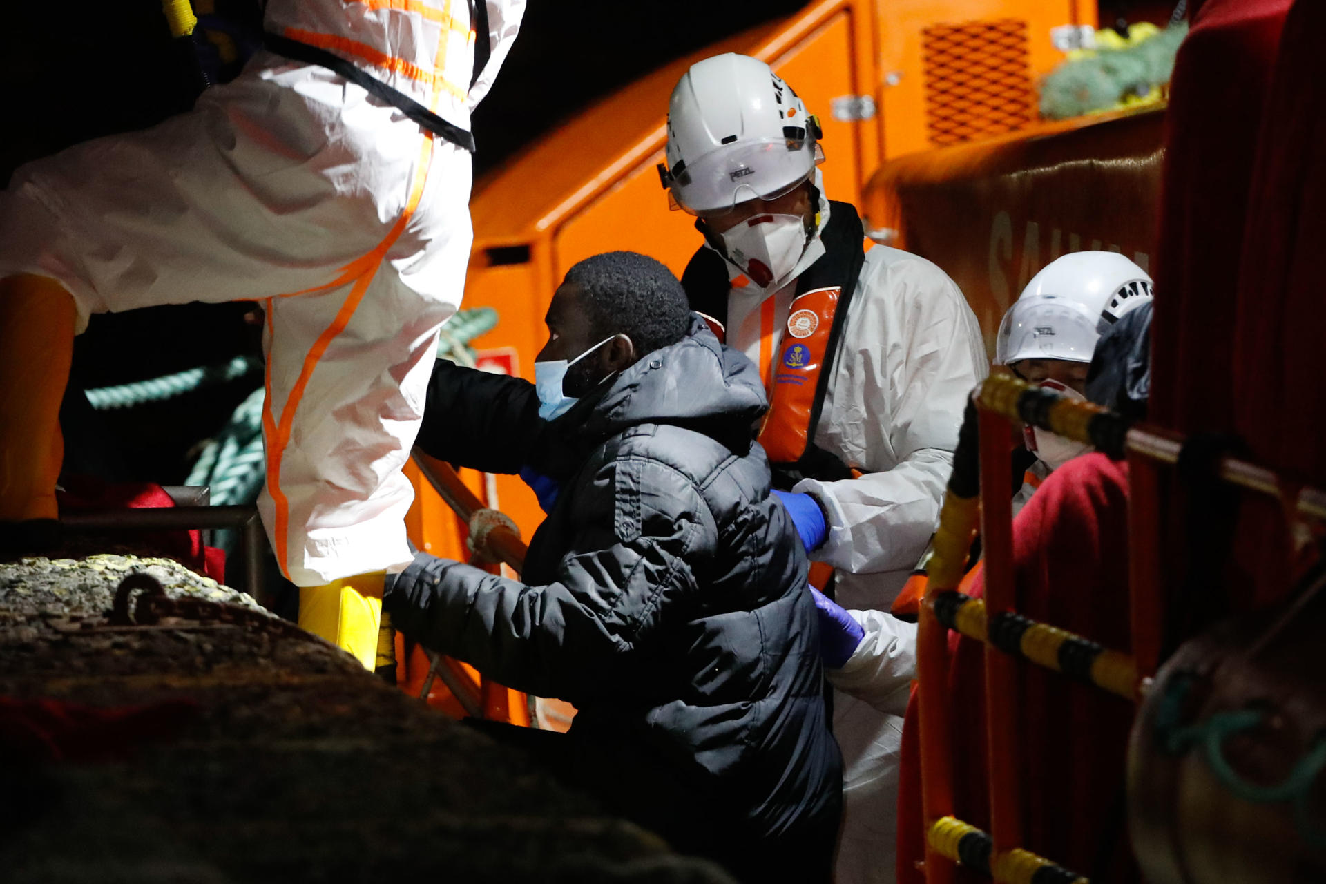 Imagen del pasado martes de Salvamento Marítimo durante el rescate a 150 kilómetros al sur de Gran Canaria 42 personas que viajaban en una patera. EFE/ Elvira Urquijo A.