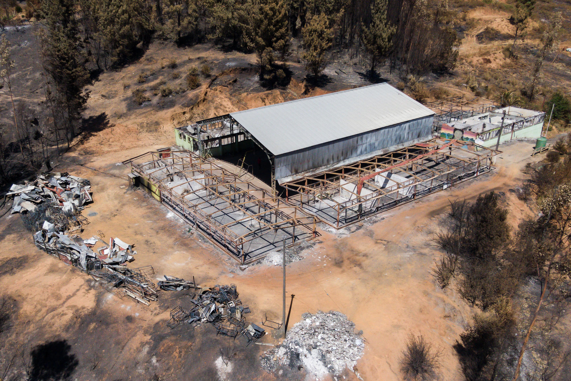 Fotografía que muestra la escuela Colico Alto G-712, afectada por un incendio forestal hoy en el sector Colico de la comuna de Santa Juana, Región del Biobío (Chile). EFE/Esteban Paredes Drake