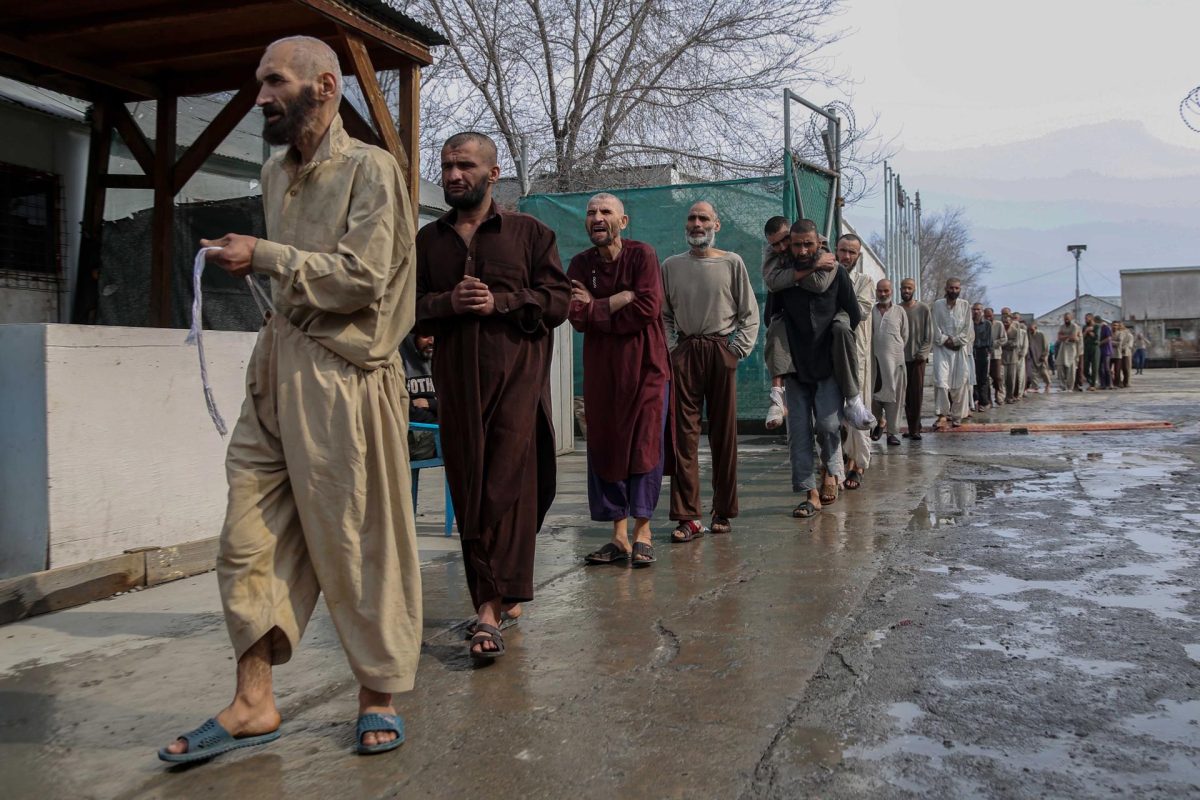 Más de cuatro décadas de guerra, una crisis económica y el suministro ilimitado de drogas baratas, en un país que satisface el 80 % de la demanda mundial de opio, empujan a miles de personas en Afganistán a una drogadicción que los talibanes tratan de paliar internando forzosamente a miles de adictos.