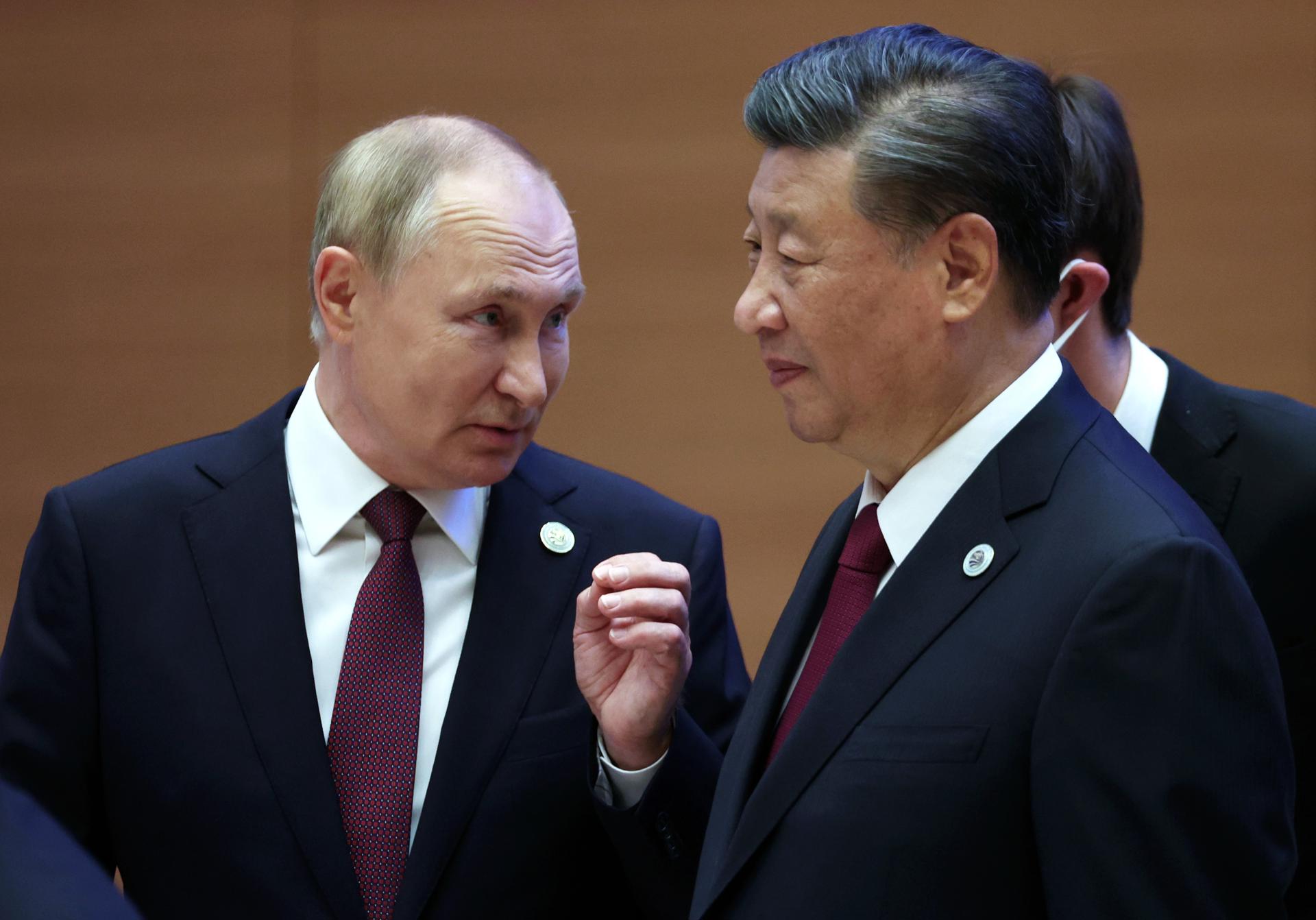 Foto de archivo del presidente ruso Vladimir Putin (I) y el presidente chino, Xi Jinping (D).