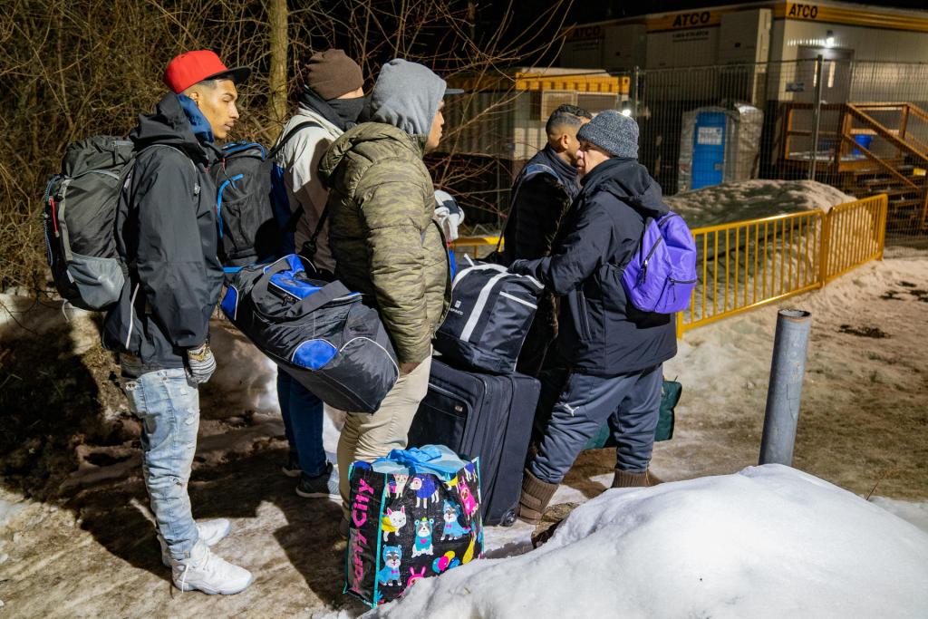 Inmigrantes procedentes de Nueva York con destino a Canadá llegan el 14 de febrero de 2023 a Plattsburgh, Nueva York (Estados Unidos).  EFE/Ángel Colmenares
