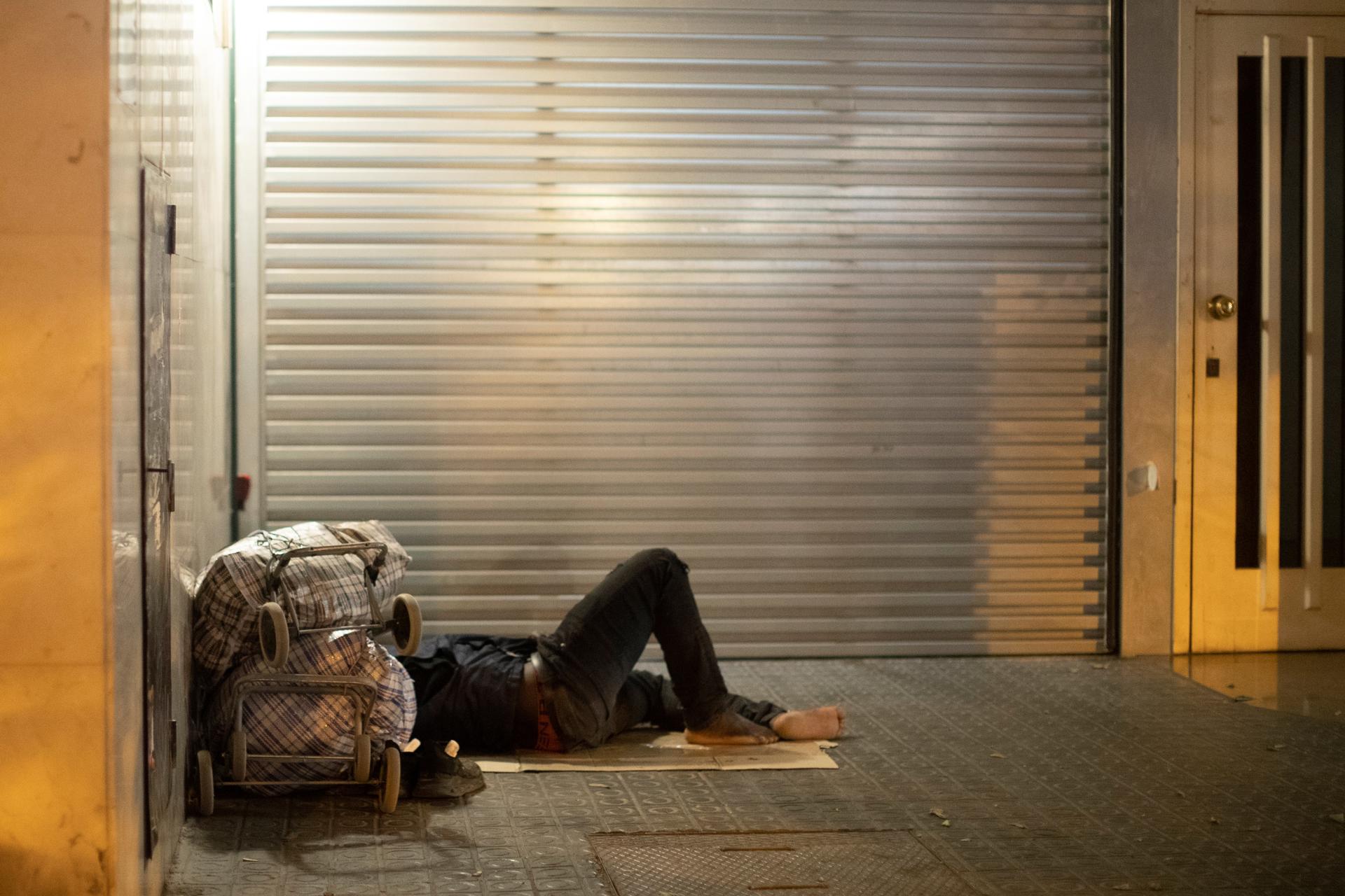 Imagen de archivo que muestra a una persona que vive en la calle. EFE/Marta Pérez.