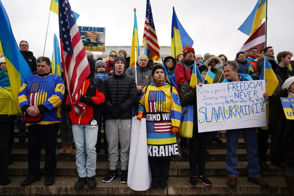 Personas participan en una manifestación para conmemorar el primer aniversario de la invasión de Rusia a Ucrania, en el Lincoln Memorial, en Washington (EE.UU.), este 25 de febrero de 2023. EFE/EPA/Will Oliver
