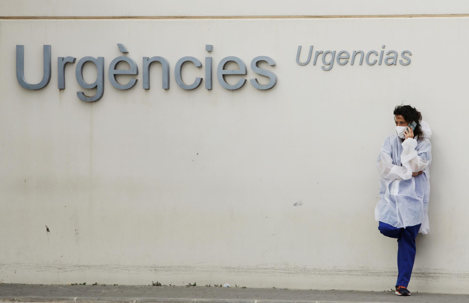 Personal sanitario aguarda ante la zona de urgencias del Hospital La Fe. EFE/Biel Aliño/Archivo