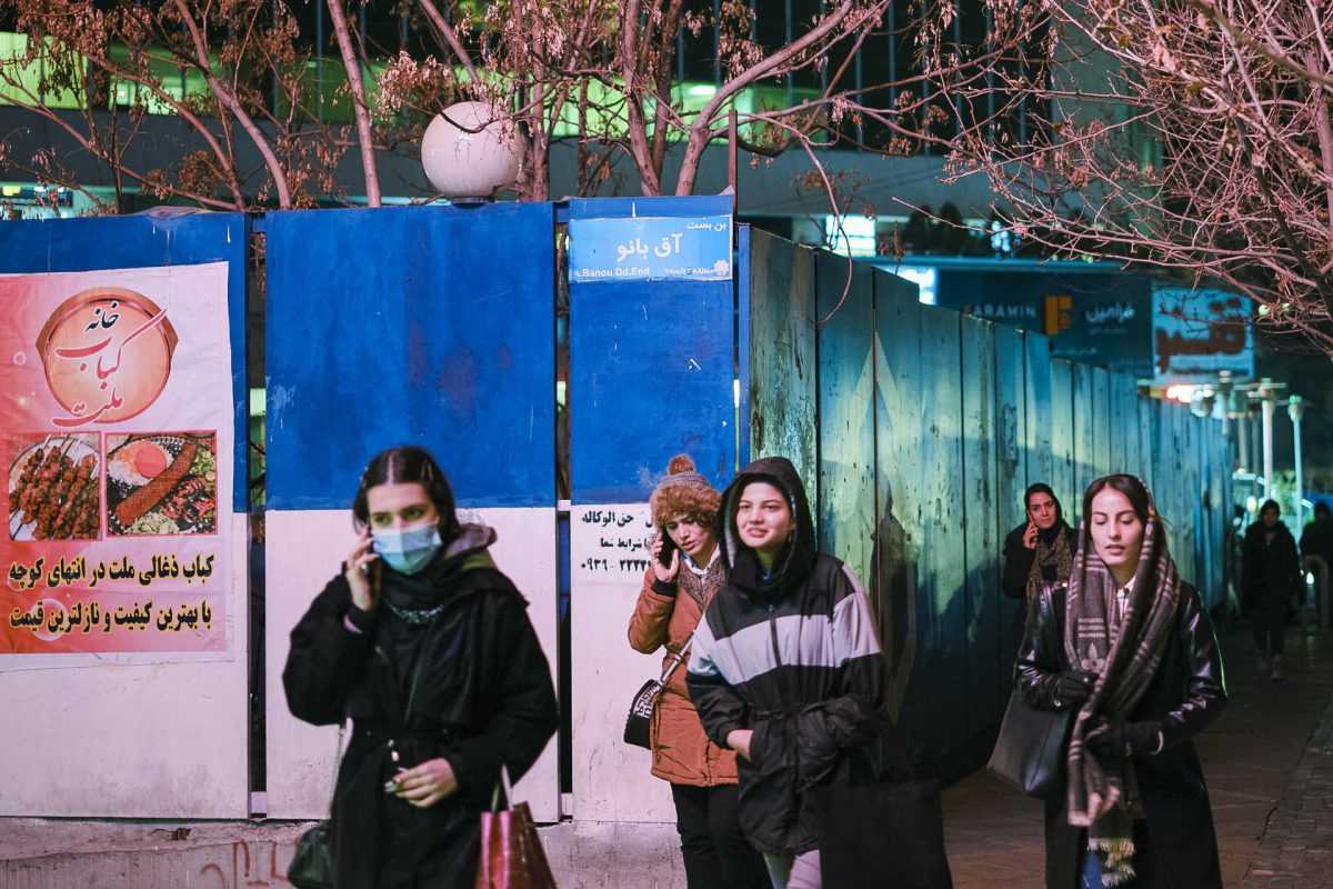 Un grupo de jóvenes camina por Teherán.