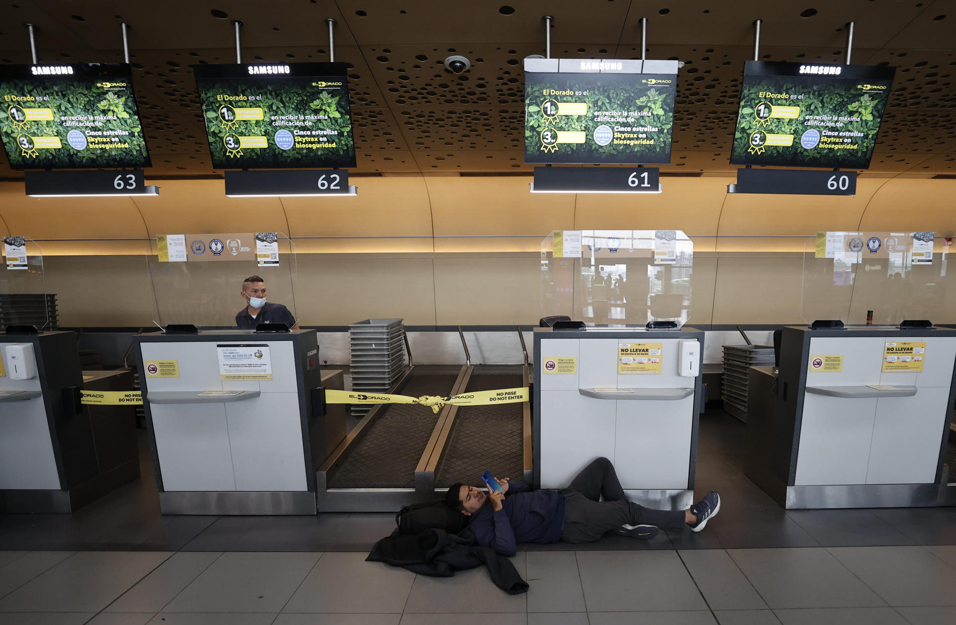 Personas esperan hoy, en el aeropuerto El Dorado, tras el cierre de operaciones de la aerolínea Viva Air, en Bogotá (Colombia). EFE/ Mauricio Dueñas Castañeda
