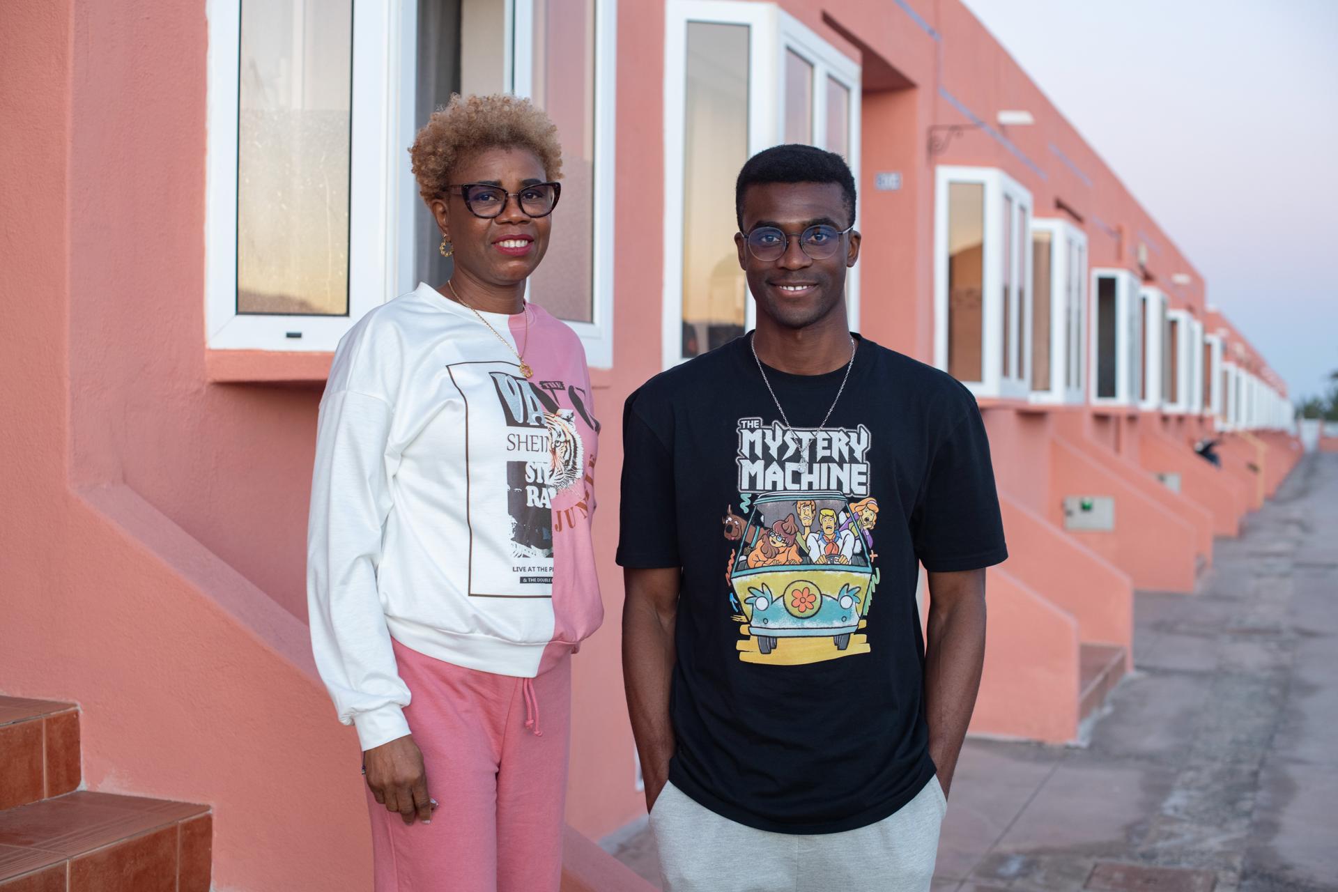 Rowland y Rachael Olajide conversan con EFE en su domicilio de Antigua, en Fuerteventura. EFE/Carlos de Saá