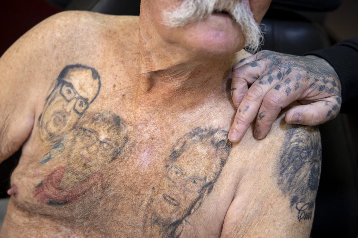 Juan Alcalde, un jubilado de 89 años se hizo su primer tatuaje cuando tenía 81. El carismático anciano se tatuó en el pecho a su mujer cuando murió y, posteriormente, a sus dos hijos, una de ellas fallecida. También a su perro Luca, esta vez en el hombro. El motivo es claro: llevarlos siempre consigo, de las manos de Luis Solano, tatuador del estudio Redrum tattoo, en Rincón de la Victoria (Málaga).