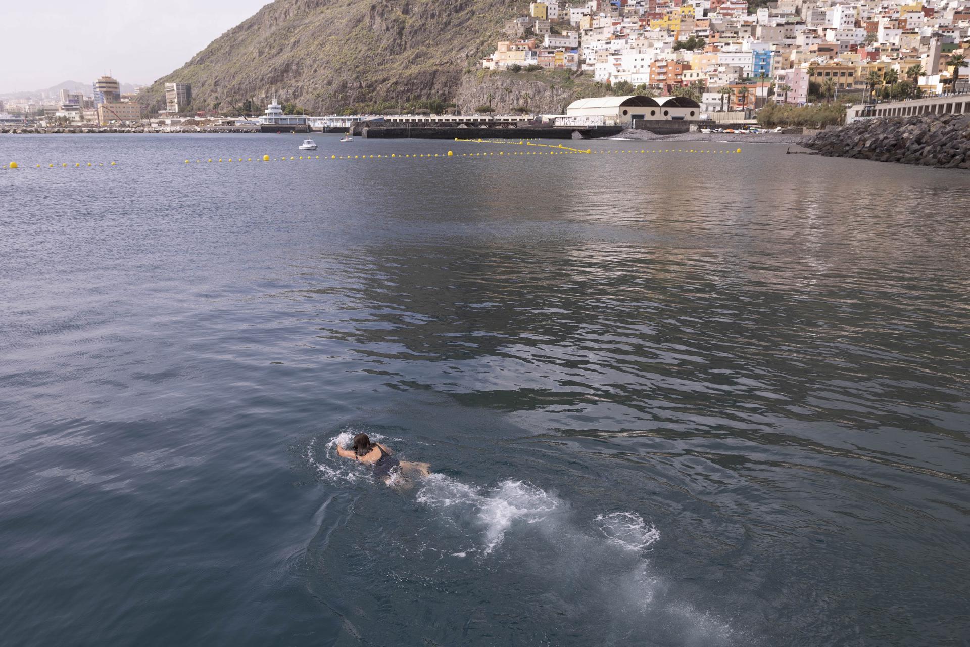 Una señora se da un baño en la zona denominada Acapulco el Bloque, situado en el litoral de Valleseco, área cedida este miércoles por la Autoridad Portuaria de Santa Cruz de Tenerife al Ayuntamiento de la capital. EFE/ Miguel Barreto