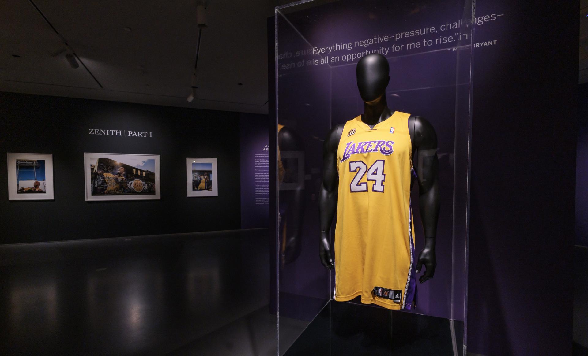 Vista de una camiseta usada por la estrella de la NBA Kobe Bryant en 25 juegos durante la temporada 2007-2008, el 1 de febrero de 2023, subastada Sotheby's en Nueva York (EE.UU.). EFE/Justin Lane