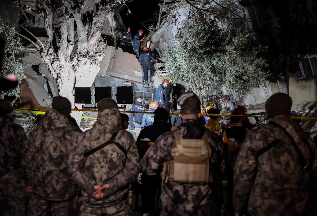 Equipos de rescate buscan posibles víctimas de los últimos terremotos registrados en Hatay, Turquía.