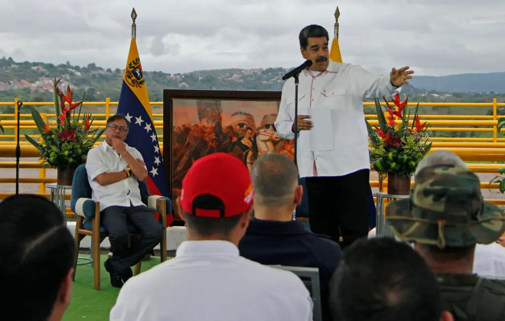 El presidente de Venezuela, Nicolás Maduro (d), fue registrado este jueves, 16 de febrero, durante una reunión con su homólogo colombiano, Gustavo Petro (i), en el Puente Atanasio Girardot, en la frontera entre Colombia y Venezuela. EFE/Mario Caicedo
