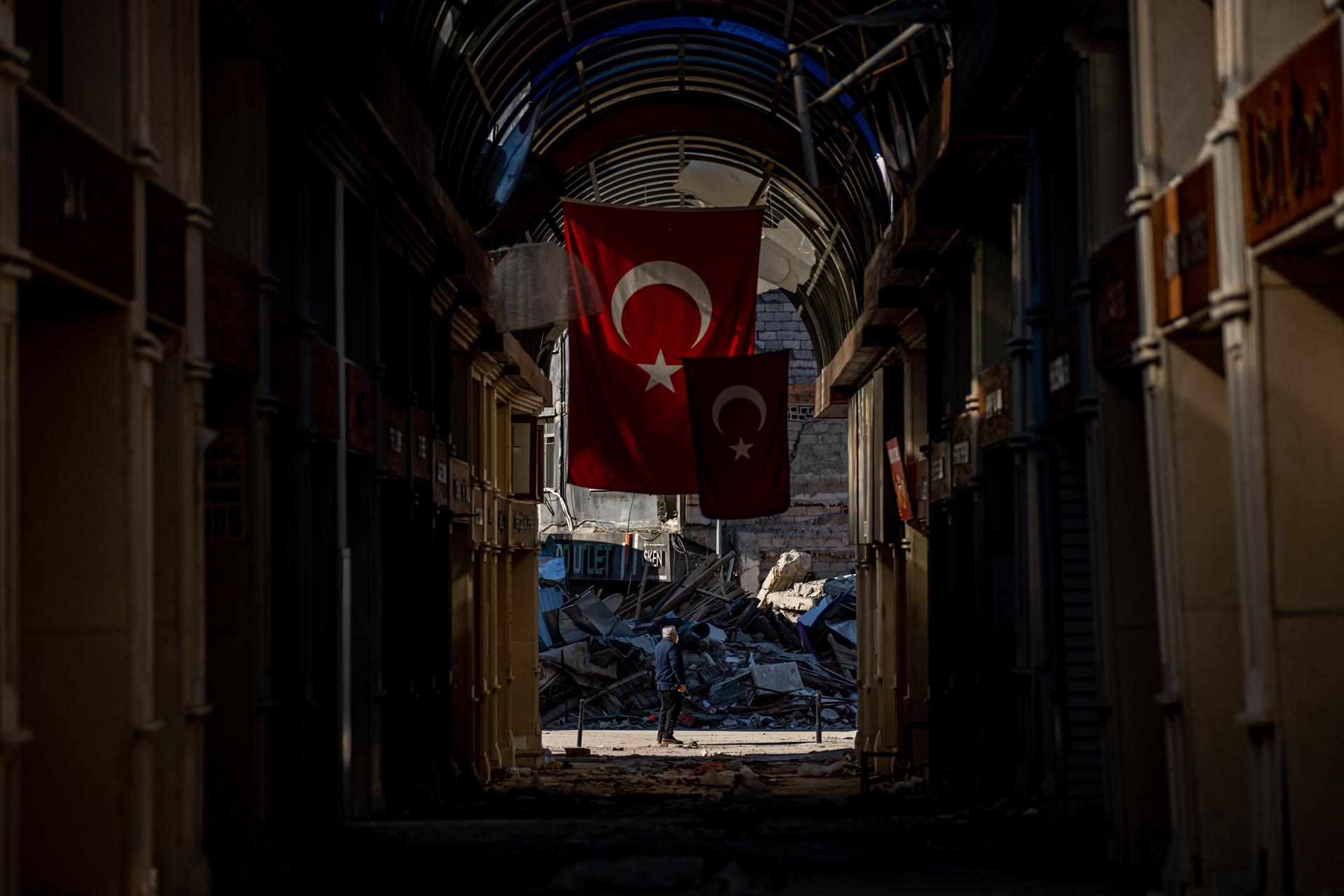 Un hombre se encuentra en medio de una calle junto a un edificio derrumbado tras un fuerte terremoto, en la ciudad de Hatay, Turquía, el 14 de febrero de 2023. EFE/MARTIN DIVISEK