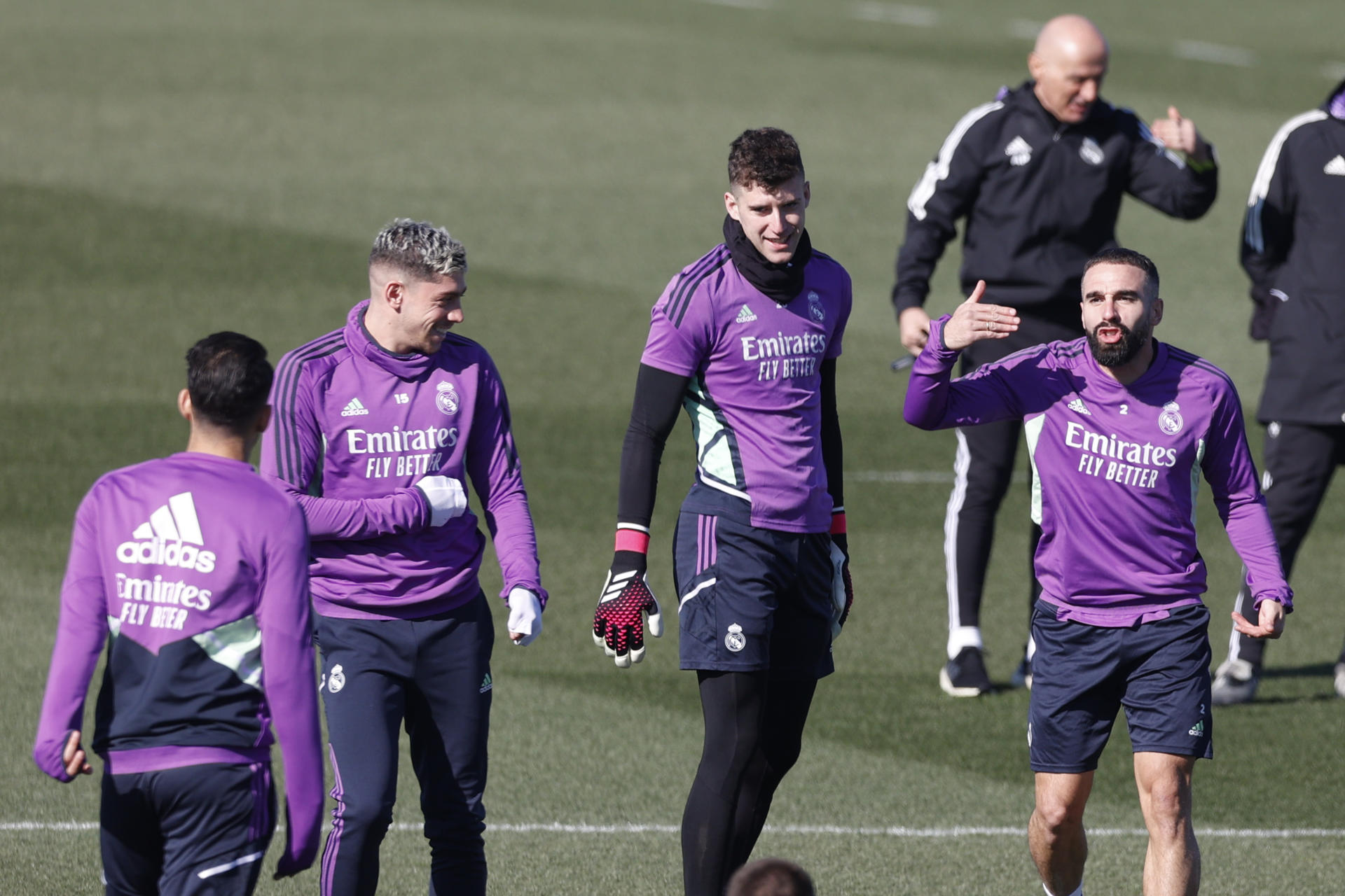 El defensa del Real Madrid Dani Carvajal y sus compañeros durante el entrenamiento llevado a cabo en la Ciudad Deportiva de Valdebebas, en Madrid. EFE/ Javier Lizon