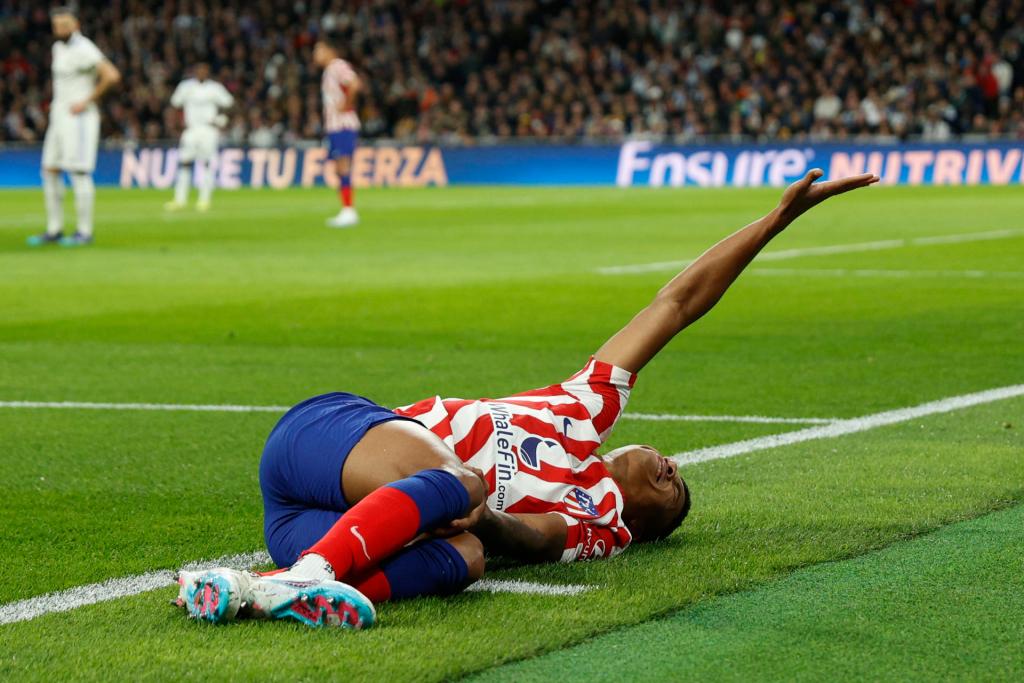 El defensa del Atlético de Madrid Reinildo Mandava se lesionado durante el partido entre Real Madrid y al Atlético de Madrid.