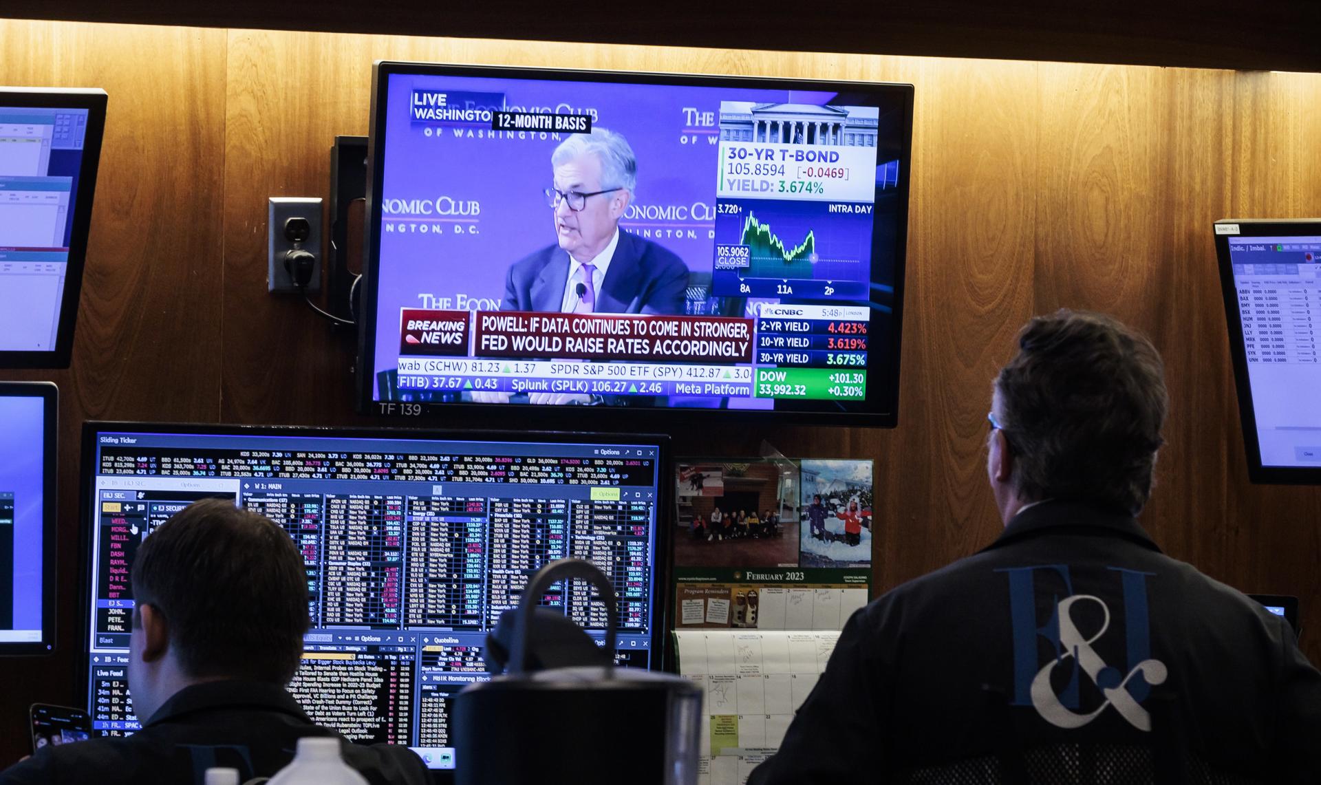 Una pantalla muestra la cobertura de un discurso del presidente de la Reserva Federal de Estados Unidos, Jerome Powell, en el piso de la Bolsa de Nueva York (EE.UU.), este 7 de febrero de 2023. EFE/EPA/Justin Lane