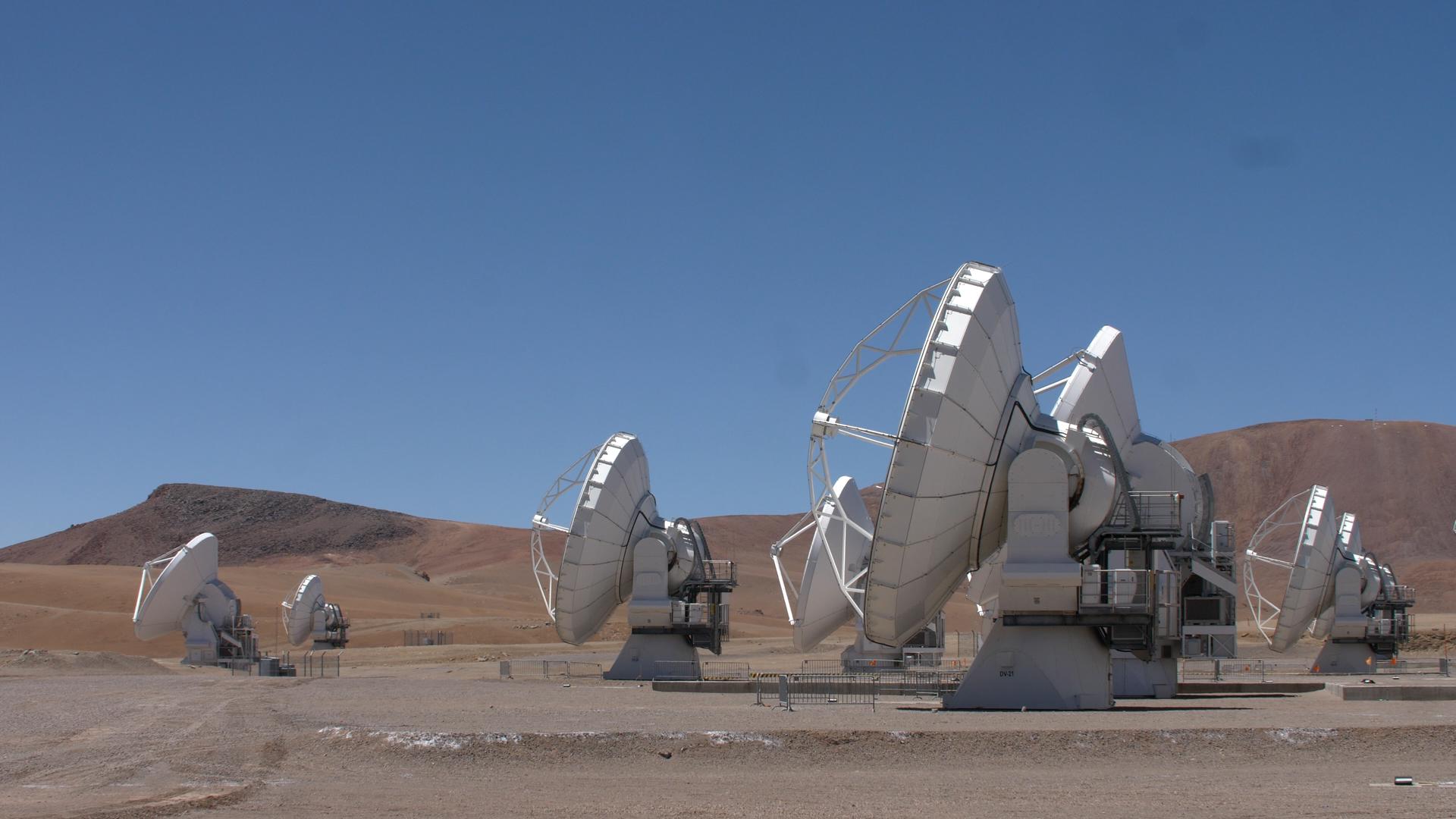 Fotografía de antenas del Atacama Large Milimeter/submillimeter Array, el 12 de enero 2023, en San Pedro De Atacama, Antofagasta (Chile). EFE/Rodrigo Saez
