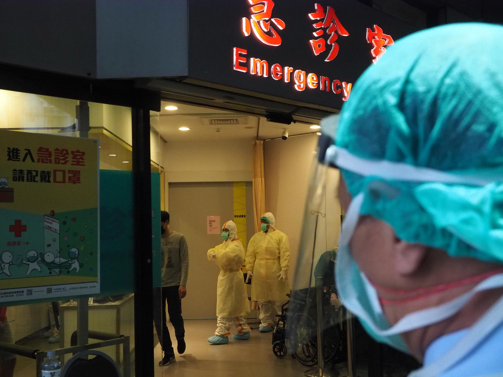 Medical staff wear protective clothing at the Emergency Department of a hospital in Taipei, Taiwan, 24 January 2020. EFE-EPA/DAVID CHANG/FILE