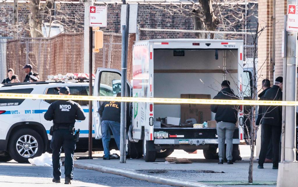 Oficiales de la Policía de la ciudad de Nueva York inspeccionan, este 13 de febrero, en la escena de un accidente, donde un camión de mudanzas de la compañía U-haul (d) fue detenido, después de atropellar a varios peatones, en el distrito de Brooklyn, en Nueva York (NY,EE.UU.). EFE/Justin Lane
