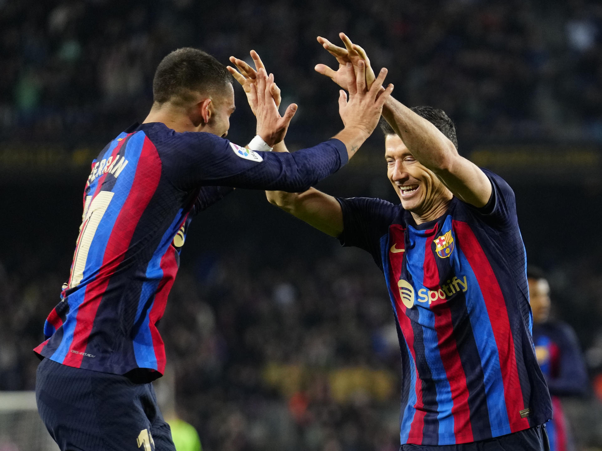Los jugadores del FC Barcelona, Ferran Torres (i) y el polaco Robert Lewandowski, celebran el segundo gol del equipo blaugrana durante el encuentro correspondiente a la jornada 22 en el estadio del Camp Nou, en Barcelona. EFE / Enric Fontcuberta.