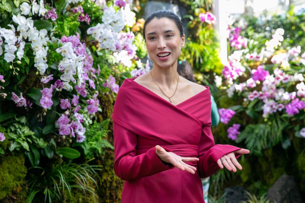 La paisajista Lily Kwong habla de la exposición 'The Orchid Show: Natural Heritage', en el Jardín Botánico de Nueva York (EE.UU.), este 14 de febrero de 2023. EFE/EPA/Sarah Yenesel
