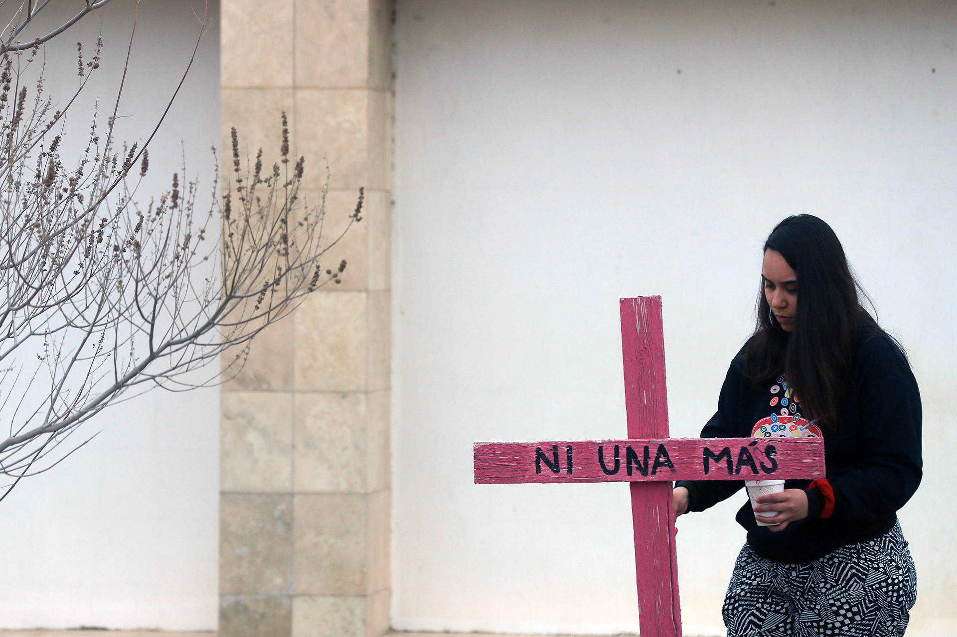 Activistas y madres de víctimas de feminicidios realizan una pinta de cruces y pega de pesquisas en el Memorial Campo Algodonero hoy, en Ciudad Juárez, Chihuahua (México). EFE/Luis Torres