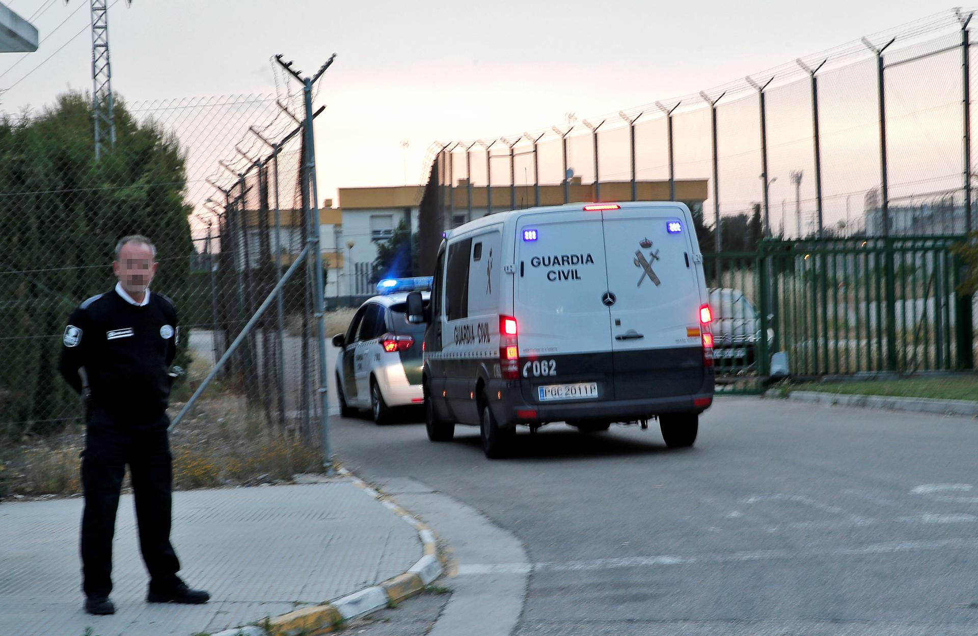 Imagen de archivo de un furgón de la Guardia Civil llegando a la prisión de Picassent. EFE/Manuel Bruque