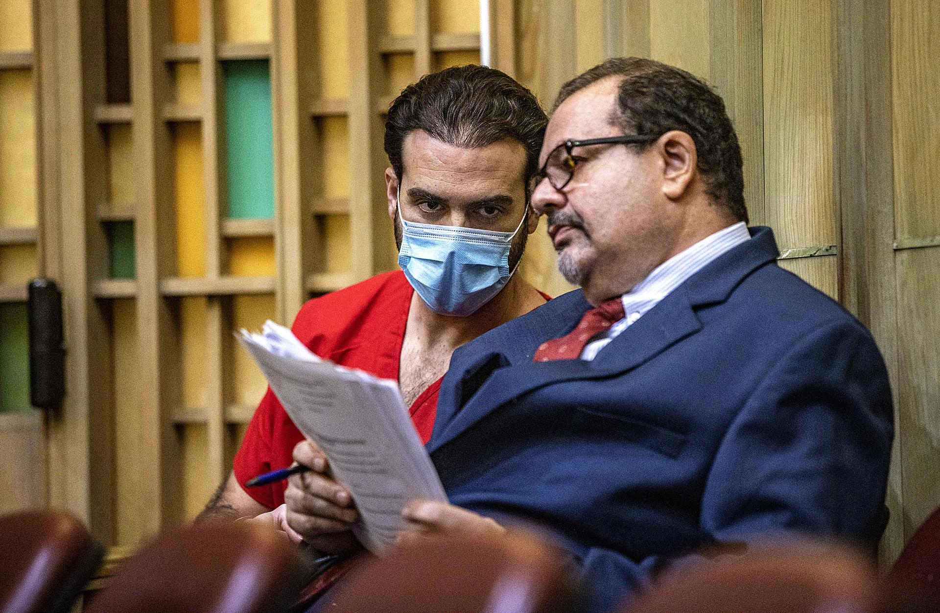 El actor mexicano Pablo Lyle escucha a su abogado Phil Reizenstein (d), durante una audiencia, en una fotografía de archivo. EFE/Pedro Portal Miami Herald/Pool