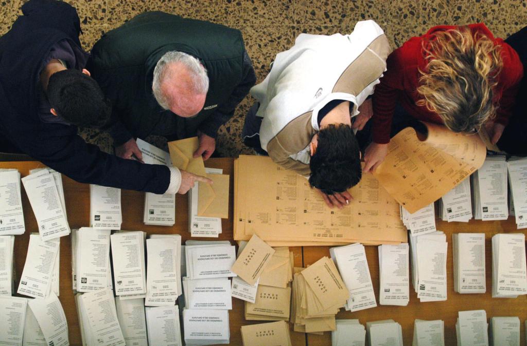Cuatro ciudadanos contemplan las múltiples posibilidades antes de votar en unas elecciones, en una imagen de archivo. EFE/Kai Försterling
