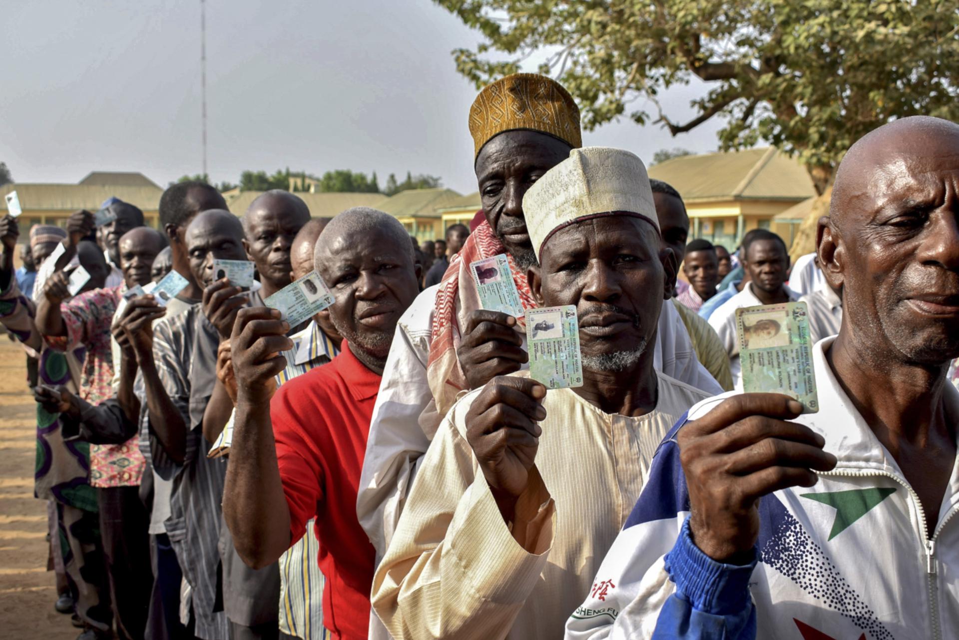 Imagen de archivo de nigerianos que hacen cola para votar en Abuja. Hoy Nigeria acude a las elecciones generales para elegir representantes