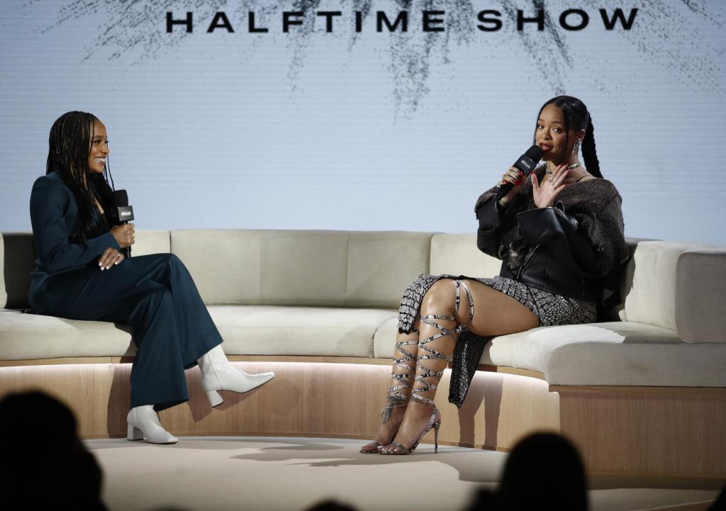 La cantante Rihanna (d) responde a la preguntas durante una conferencia de prensa del espectáculo del Super Bowl LVII, en Phoenix, Arizona (EE.UU.), este 9 de febrero de 2023. EFE/EPA/Caroline Brehman
