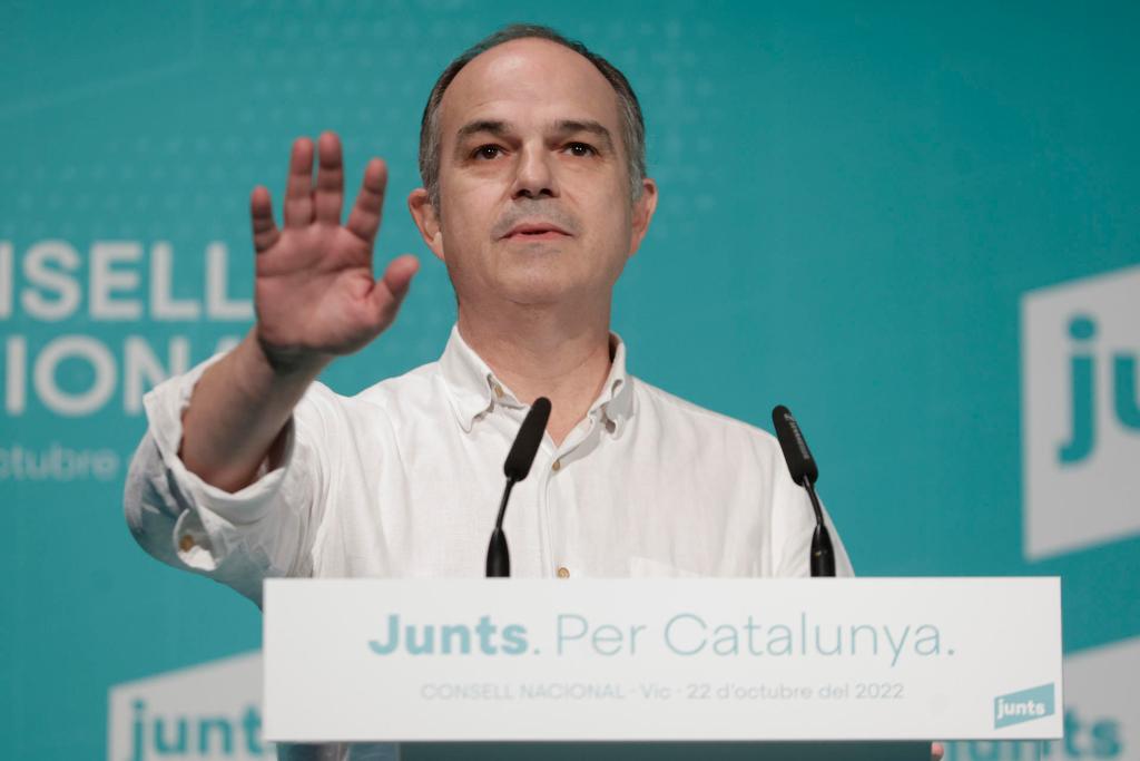 El secretario general, de JxCAT Jordi Turull, interviene este sábado durante el Consell Nacional de Junts per Catalunya reunido en Vic, después de la salida de la formación independentista del Govern.
