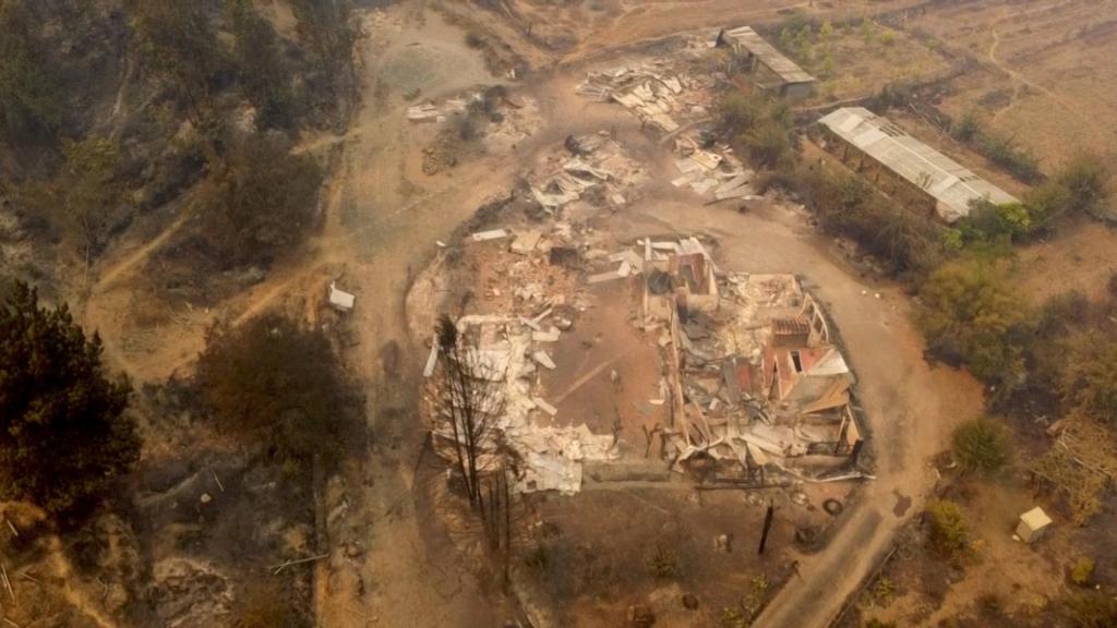 Fotografía de las afectaciones de los incendios en las regiones de Biobío y Ñuble (Chile), el 3 de enero de 2023. EFE/ Javier Conce
