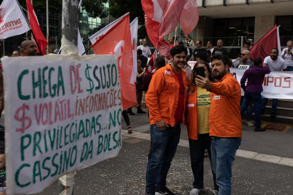 Un grupo de manifestantes, de movimientos sindicales, protestan para pedir bajas en la tasa de tipos de interés, que está en el 13,75%, el nivel más alto desde 2006, hoy en la sede del Banco Central en São Paulo (Brasil). EFE/ Isaac Fontana
