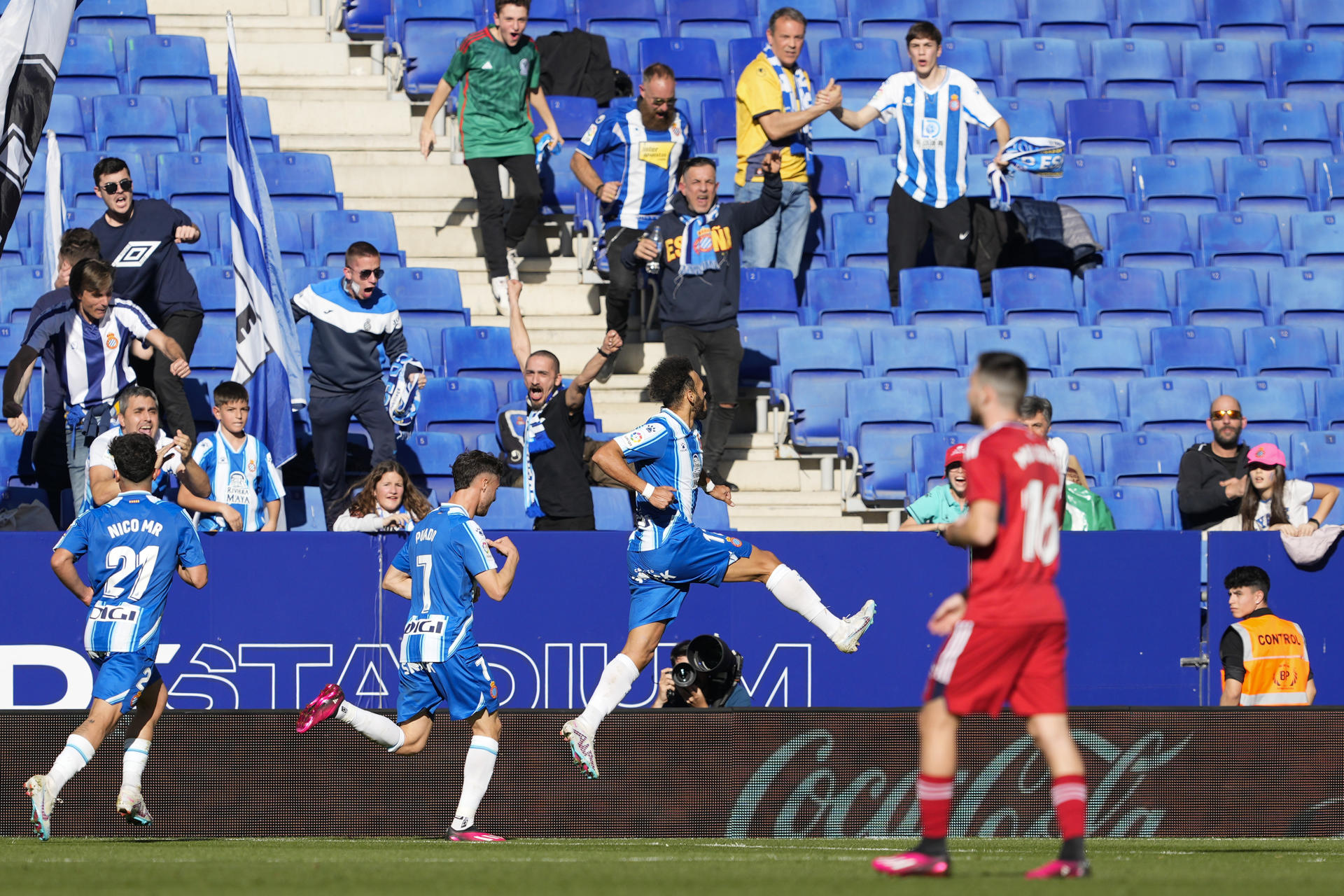 El delantero del Espanyol Martin Braithwaite (3i) celebra tras marcar gol durante el partido de primera división de LaLiga que enfrentó al Espanyol y el Osasuna en el estadio Cornellà-El Prat, este sábado. EFE/ Alejandro García
