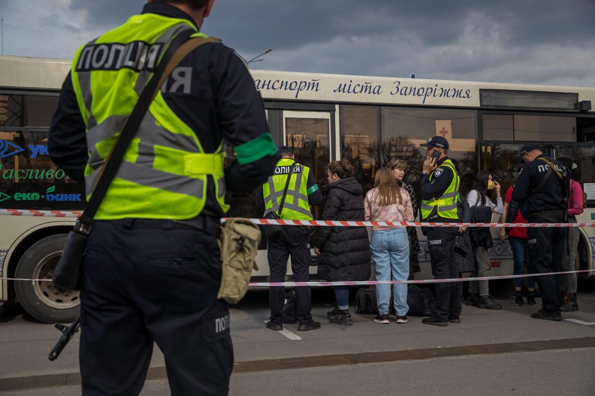 Refugiados atendidos en el estacionamiento de un centro comercial, en Zaporiyia (Ucrania), en mayo de 2022.