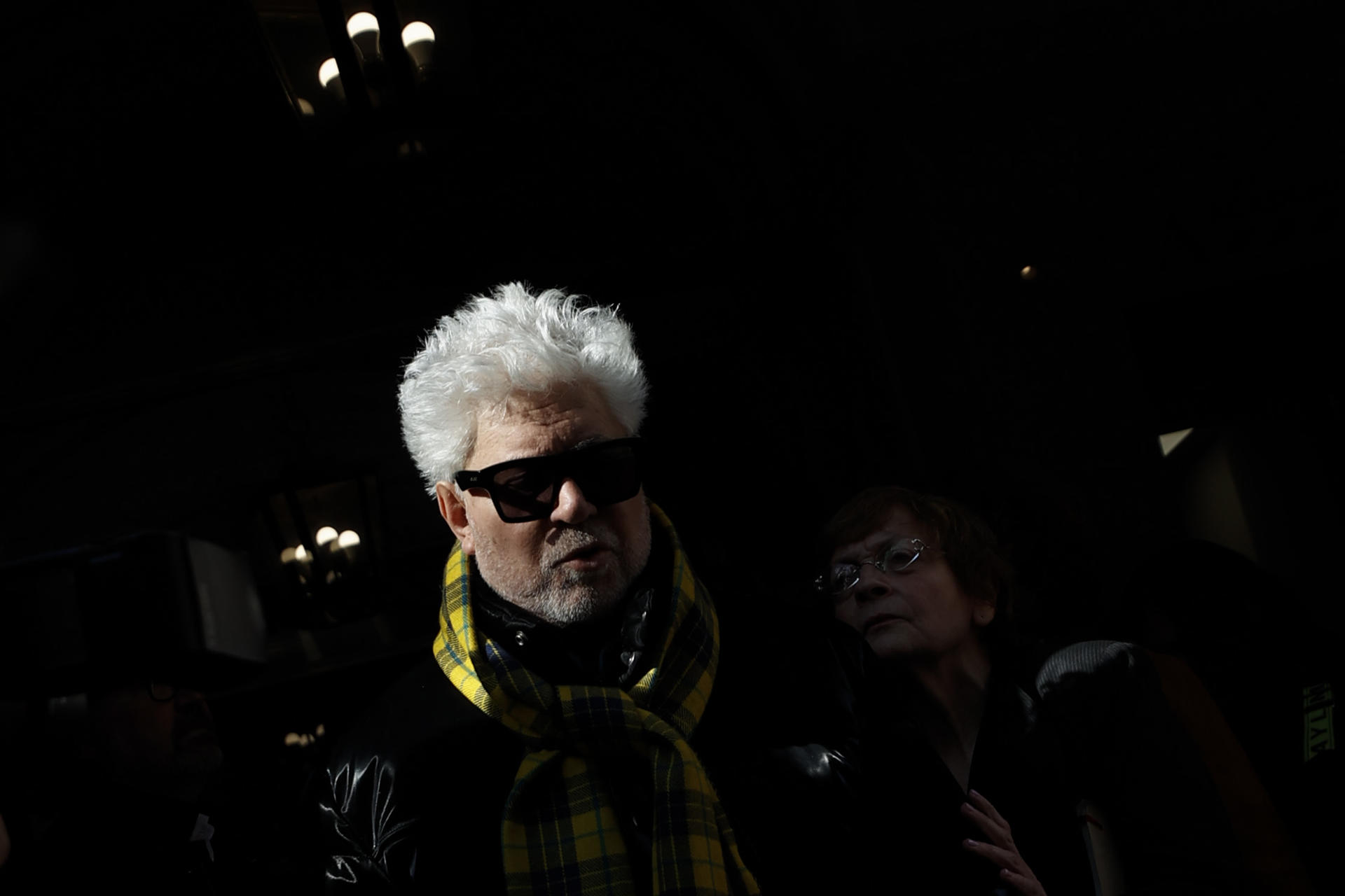 El cineasta Pedro Almodóvar visita este lunes la capilla ardiente del director de cine Carlos Saura instalada en la sede de la Academia de Cine, en Madrid. EFE/Javier Lizón