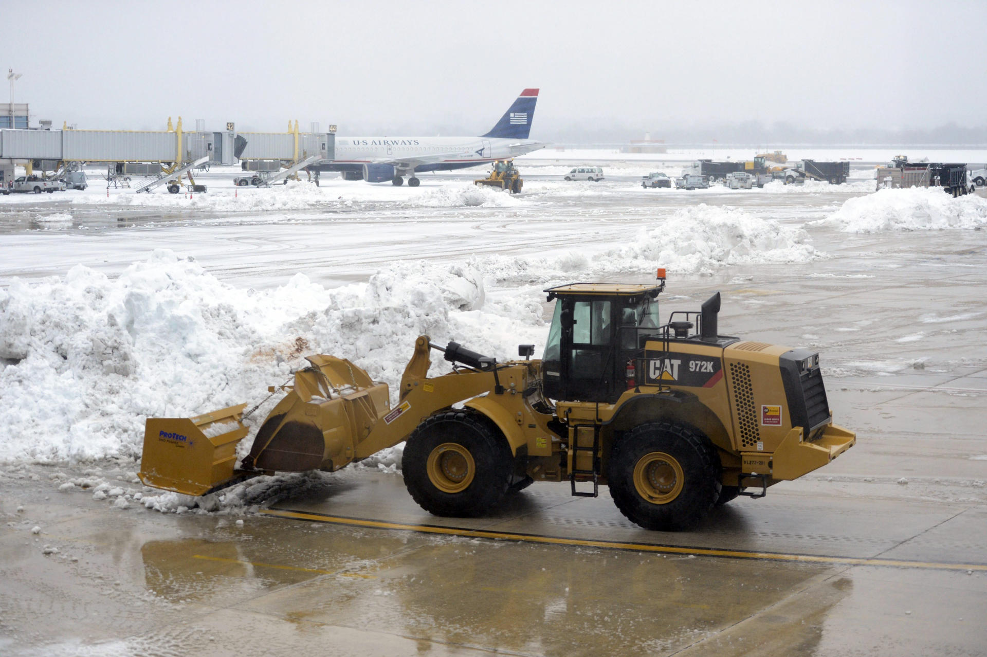 VIsta de un aeropuerto de EE.UU. afectado por una tormenta, en una fotografía de archivo. EFE/Shawn Thew