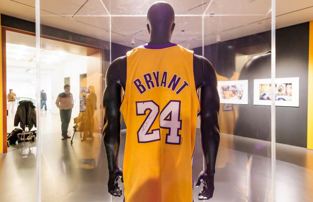 Vista de una camiseta usada por la estrella de la NBA Kobe Bryant en 25 juegos durante la temporada 2007-2008, el 1 de febrero de 2023, subastada Sotheby's en Nueva York (EE.UU.). EFE/Justin Lane
