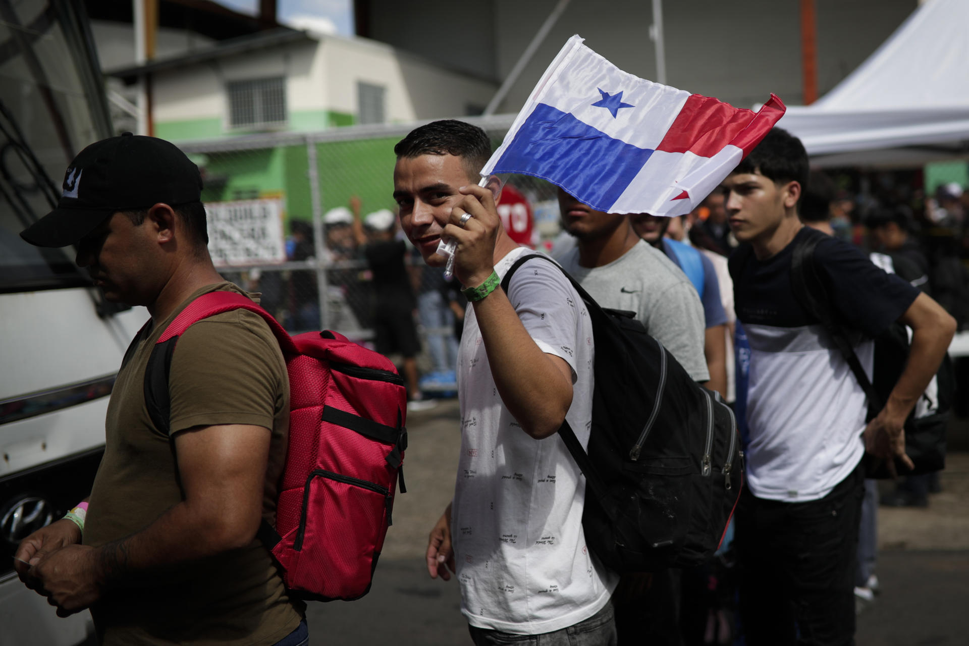 Personas migrantes de origen venezolano hacen fila para subir a un autobús dirección aeropuerto internacional de Tocumen en Ciudad de Panamá (Panamá), en una fotografía de archivo. EFE/ Bienvenido Velasco