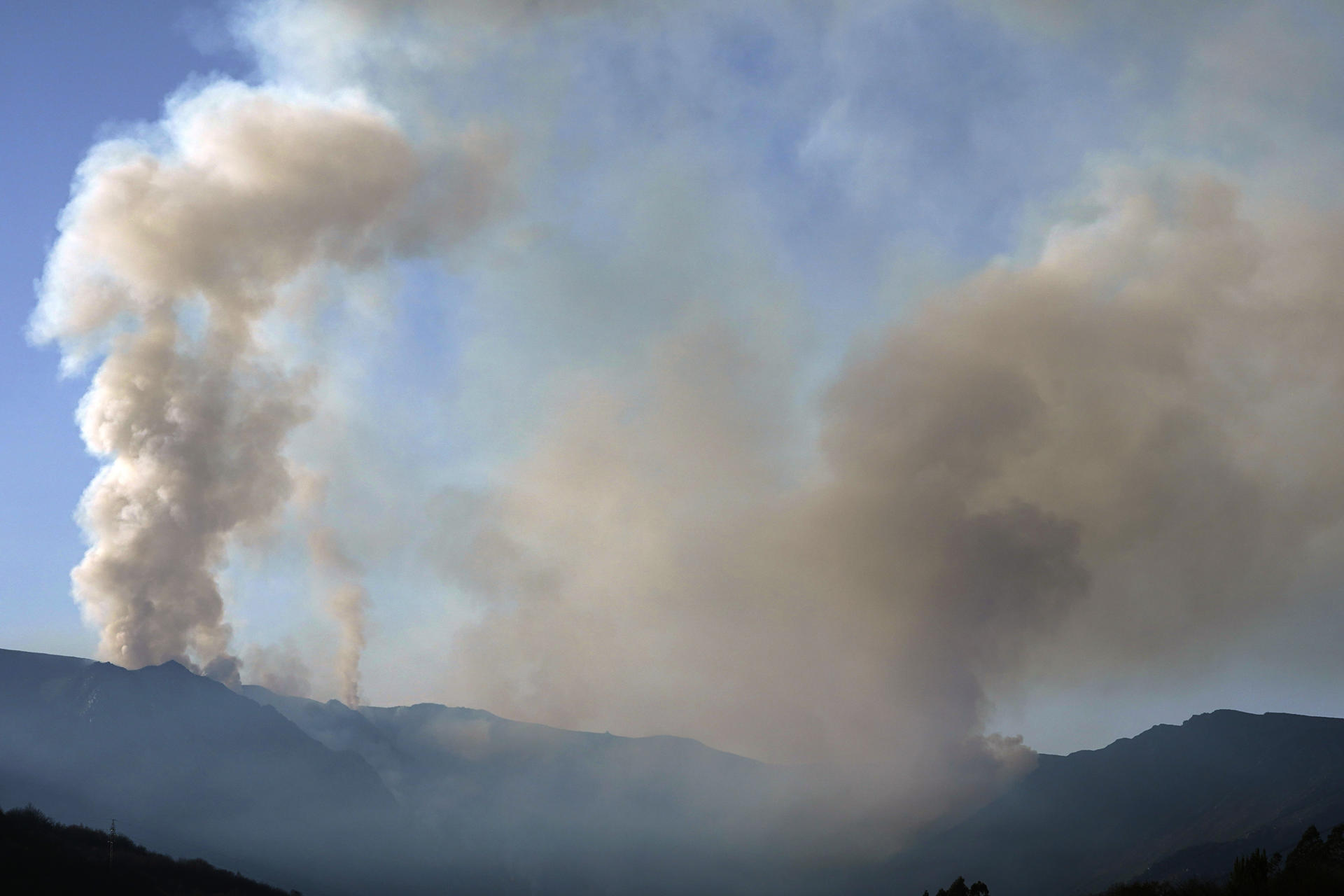 Vista desde la subida de La Espina del incendio de la Sierra del Courio, el pasado miércoles. EFE. EFE/Paco Paredes