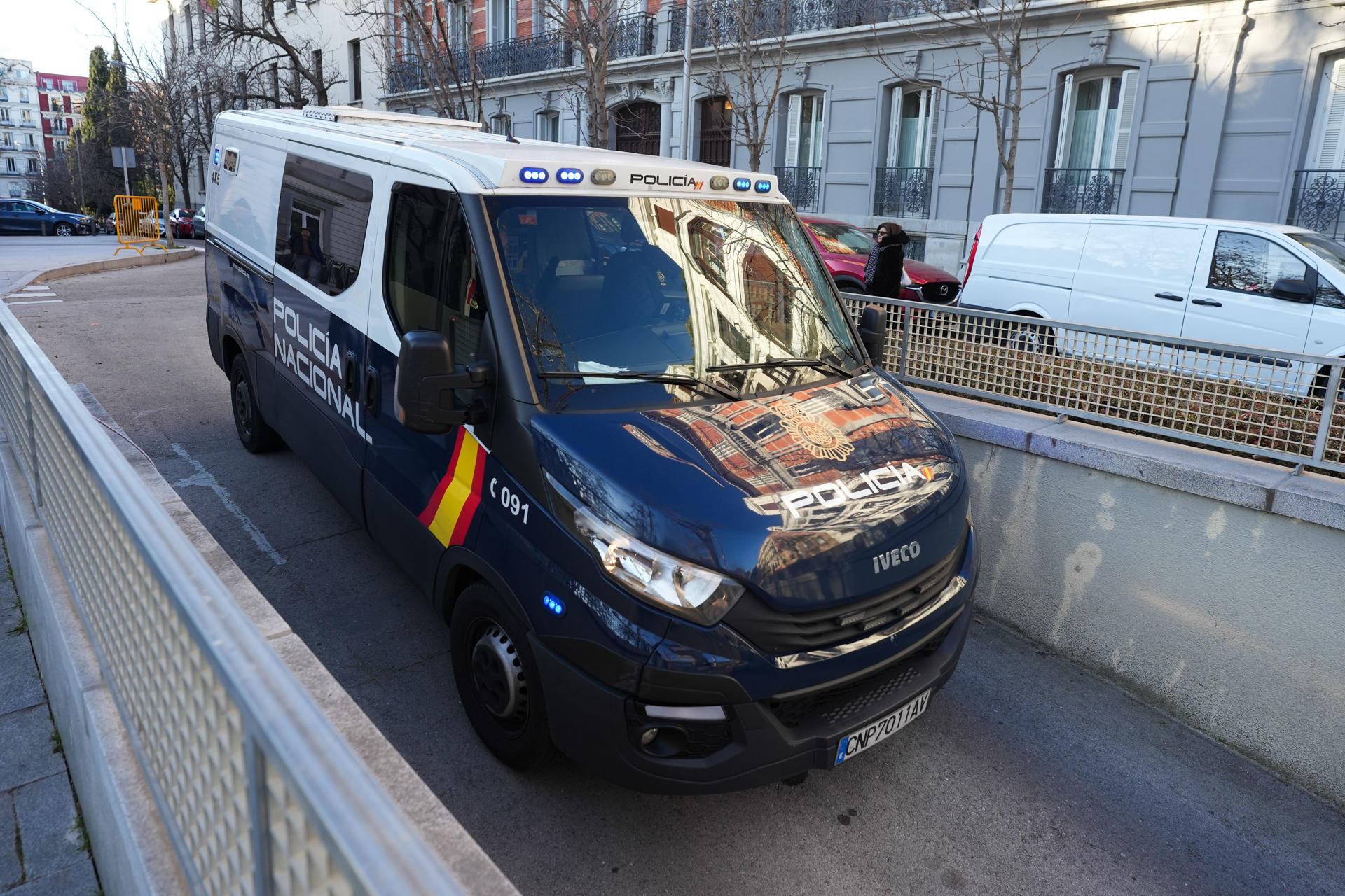 Un furgón policial entra en el garaje de la Audiencia Nacional en Madrid donde comparece Yassine Kanjaa, el presunto autor de los ataques a dos iglesias de Algeciras.