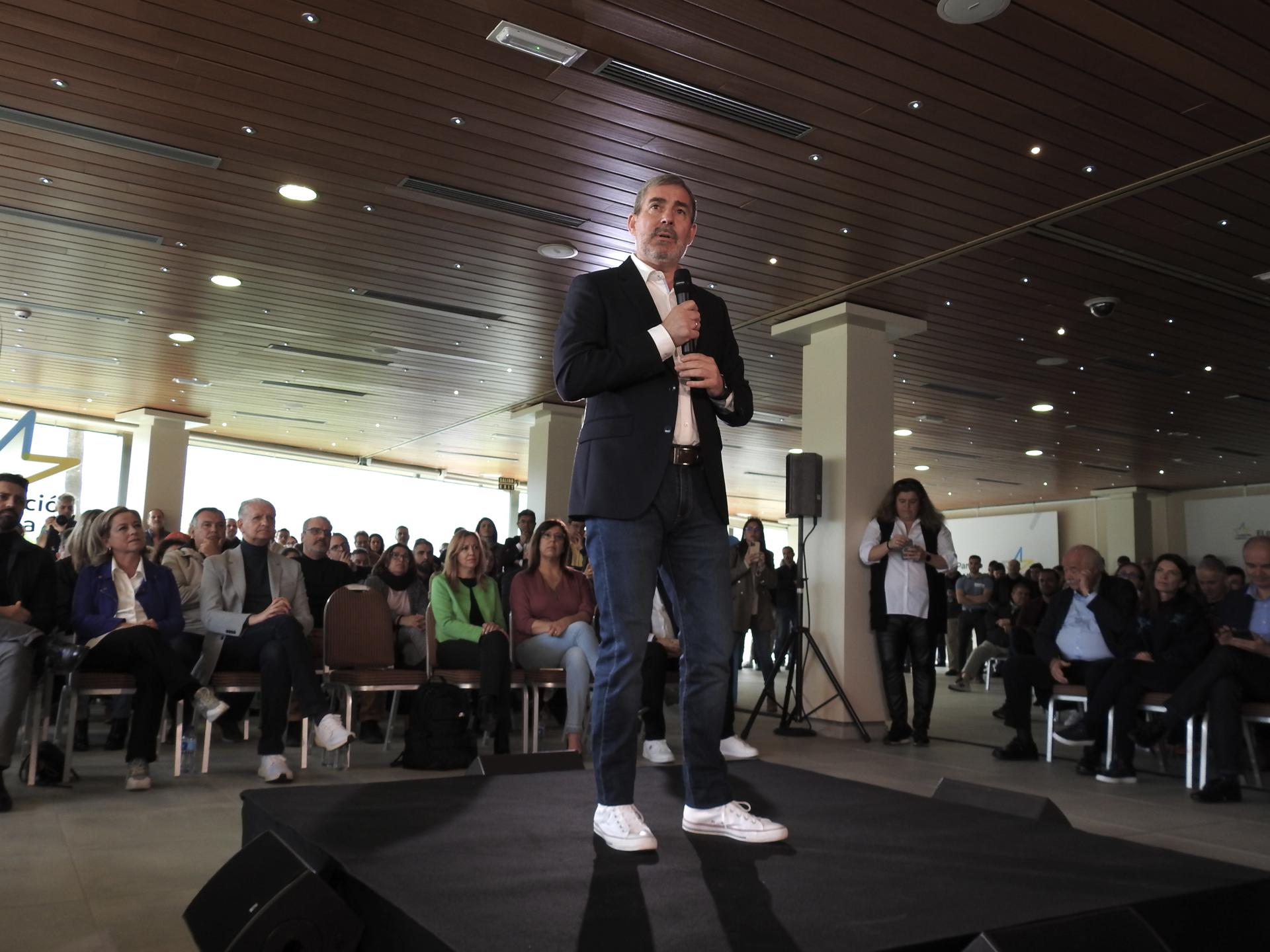 El secretario general de Coalición Canaria, Fernando Clavijo, presentó este sábado en Puerto de la Cruz su candidatura para presidir de nuevo la comunidad autónoma. EFE/ Nerea De Ara