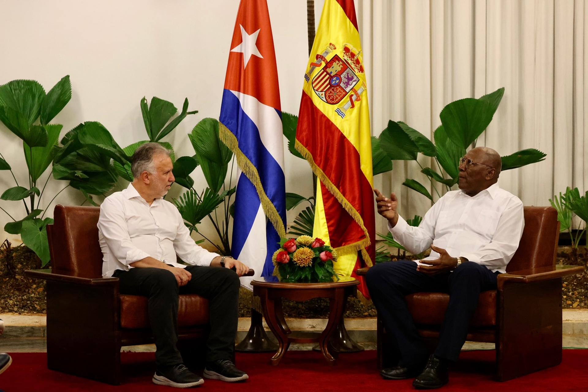 El vicepresidente cubano, Salvador Valdez Mesa (d), ha recibido al presidente de Canarias, Ángel Víctor Torres, en su segundo día de visita al país. EFE/ Cipriano Pastrano Delgado