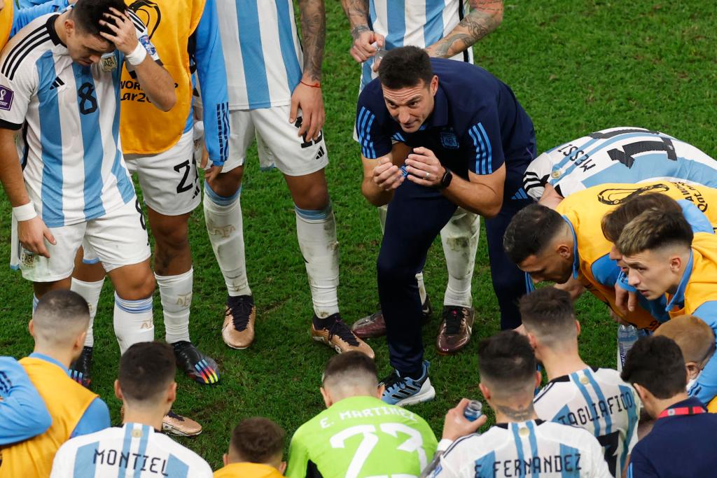 El seleccionador de Argentina, Lionel Scaloni, habla con los jugadores argentinos, en una fotografía de archivo. EFE/Alberto Estévez

