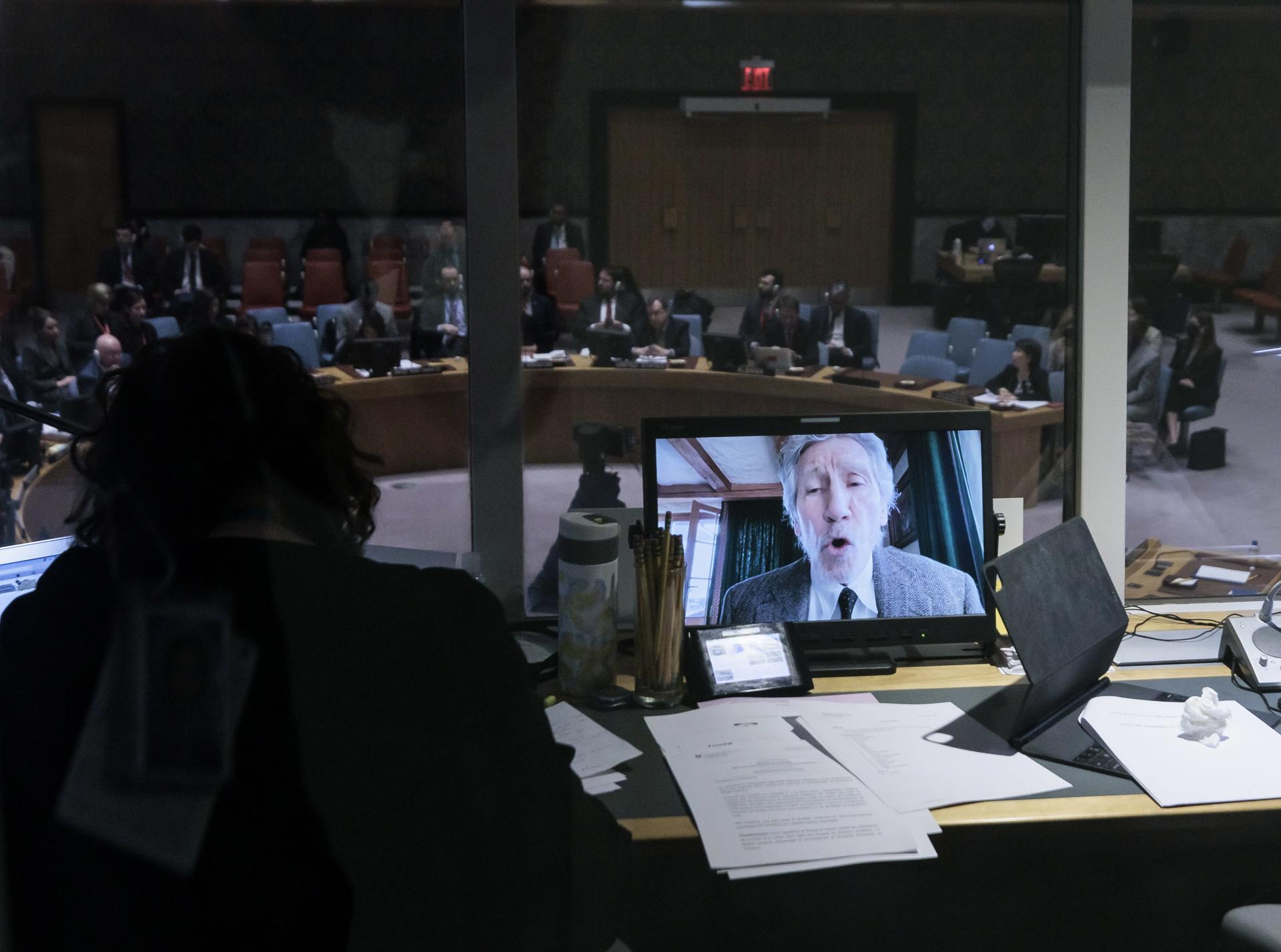 Miembros del Consejo de Seguridad de la ONU escuchan un pronunciamiento del fundador de Pink Floyd, el británico Roger Waters, a través de videoconferencia, este 8 de febrero de 2022, en Nueva York. EFE/Justin Lane