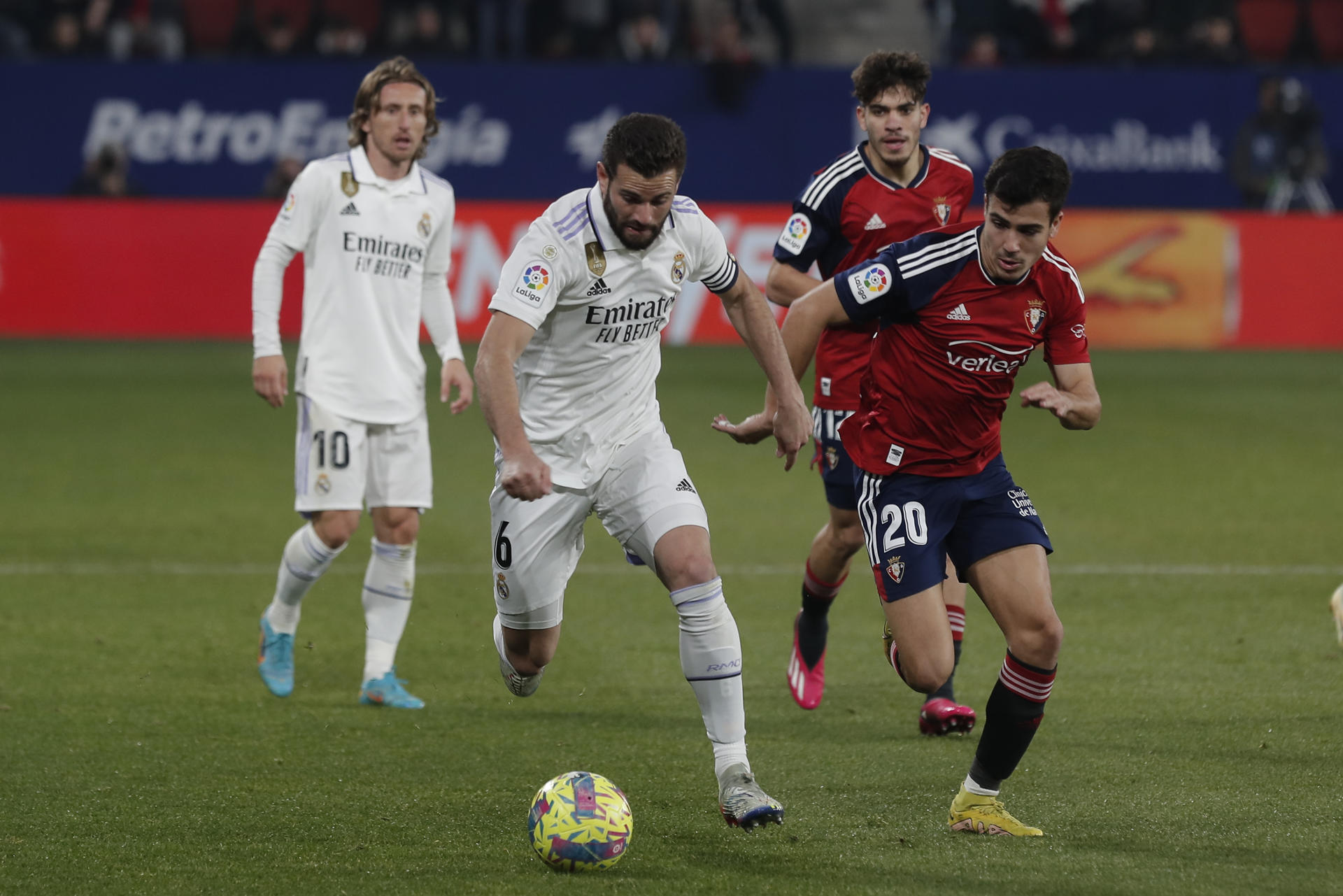 El defensa del Real Madrid, Nacho (i), condeuce el balón ante el defensa de Osasuna, Manu Sánchez, durante el encuentro correspondiente a la jornada 22 de primera división en el estadio El Sadar de Pamplona. EFE / Villar López.