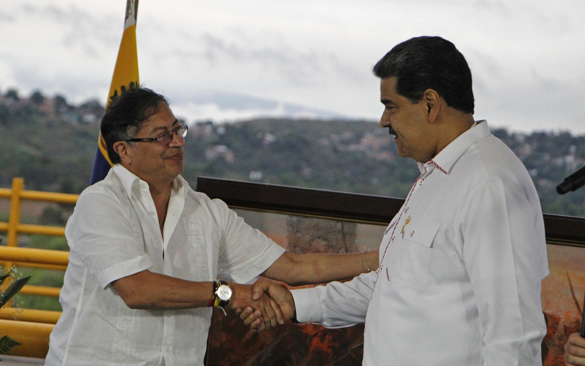 El presidente de Colombia Gustavo Petro (i), se reúne con su homólogo venezolano Nicolás Maduro hoy, en el Puente Atanasio Girardot, en la frontera entre Colombia y Venezuela. EFE/Mario Caicedo